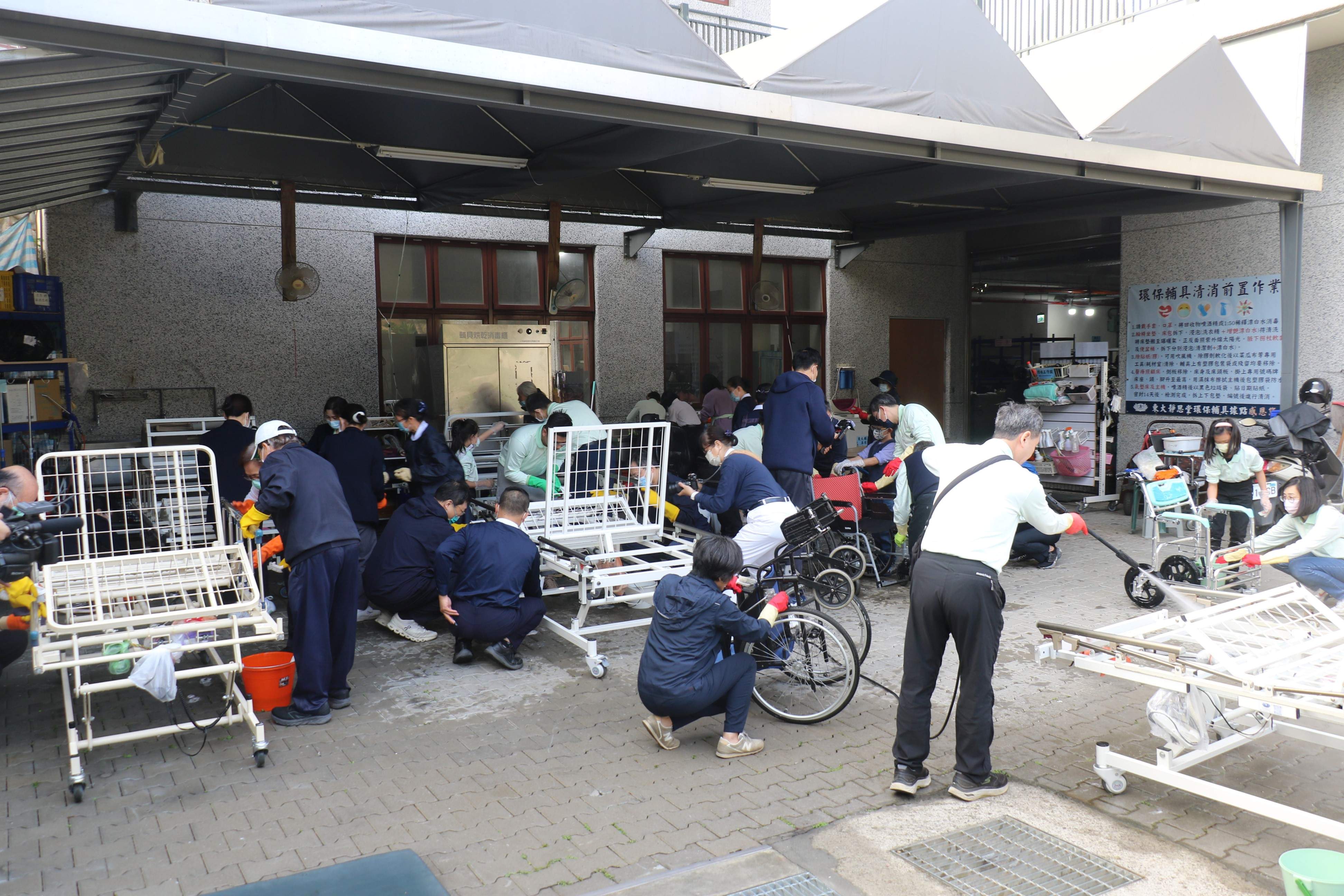 在平台志工指導下醫院同仁分組進行輔具清消。