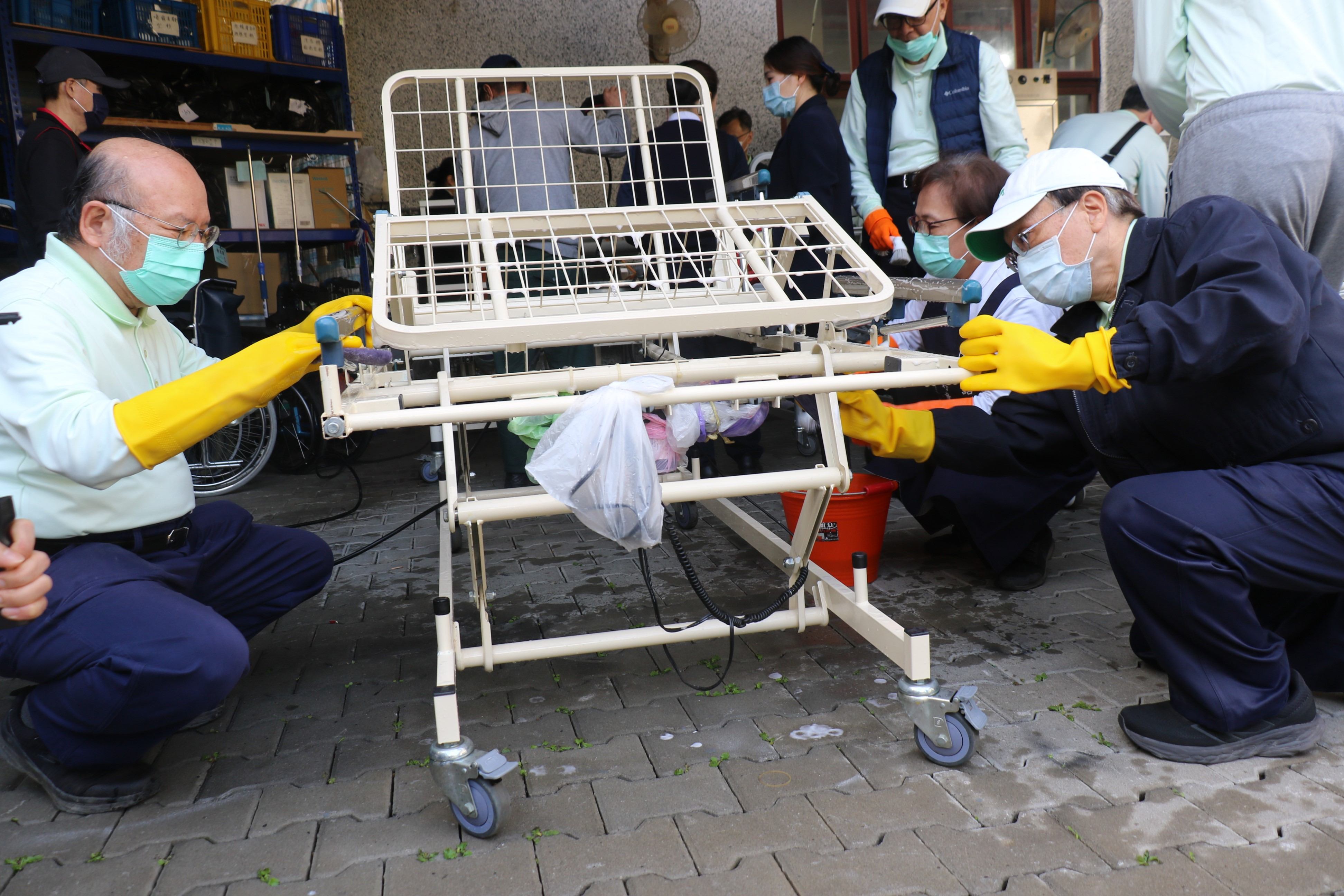 簡守信院長（右）與許權振副院長（左）為病床清潔消毒。