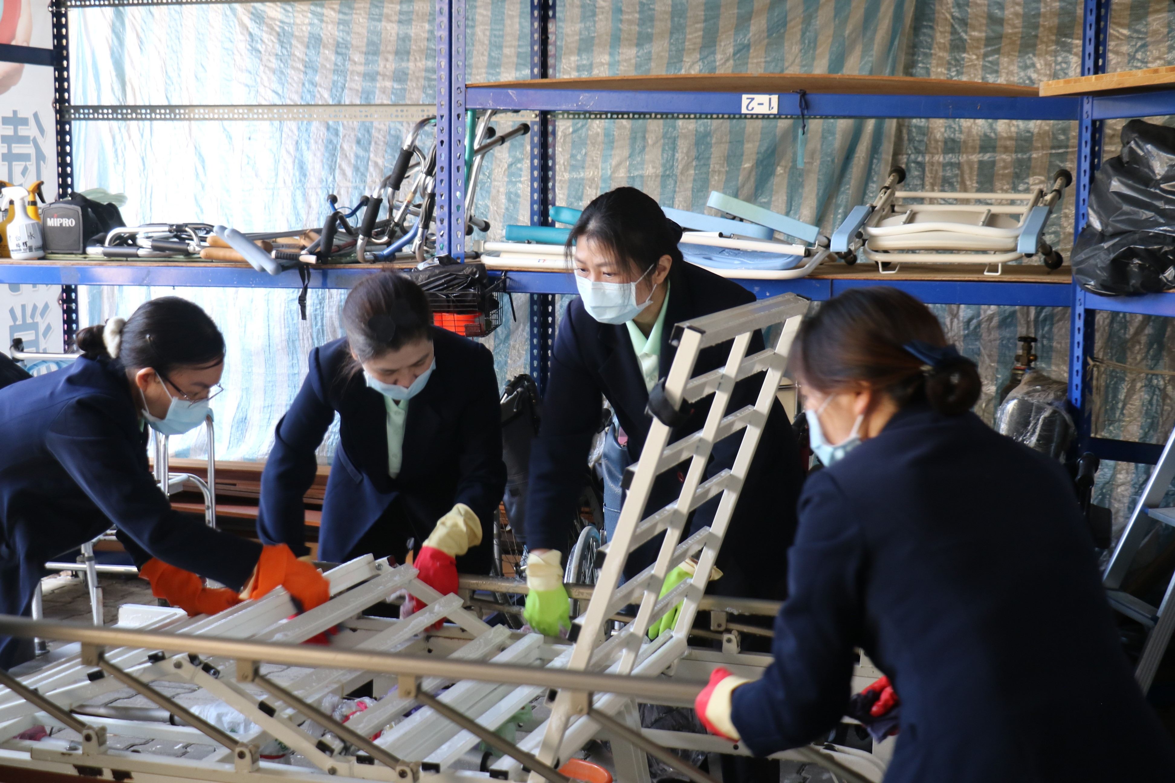 護理部主任李玉茹（右二）與護理之家越南籍照服員合力清消病床。 