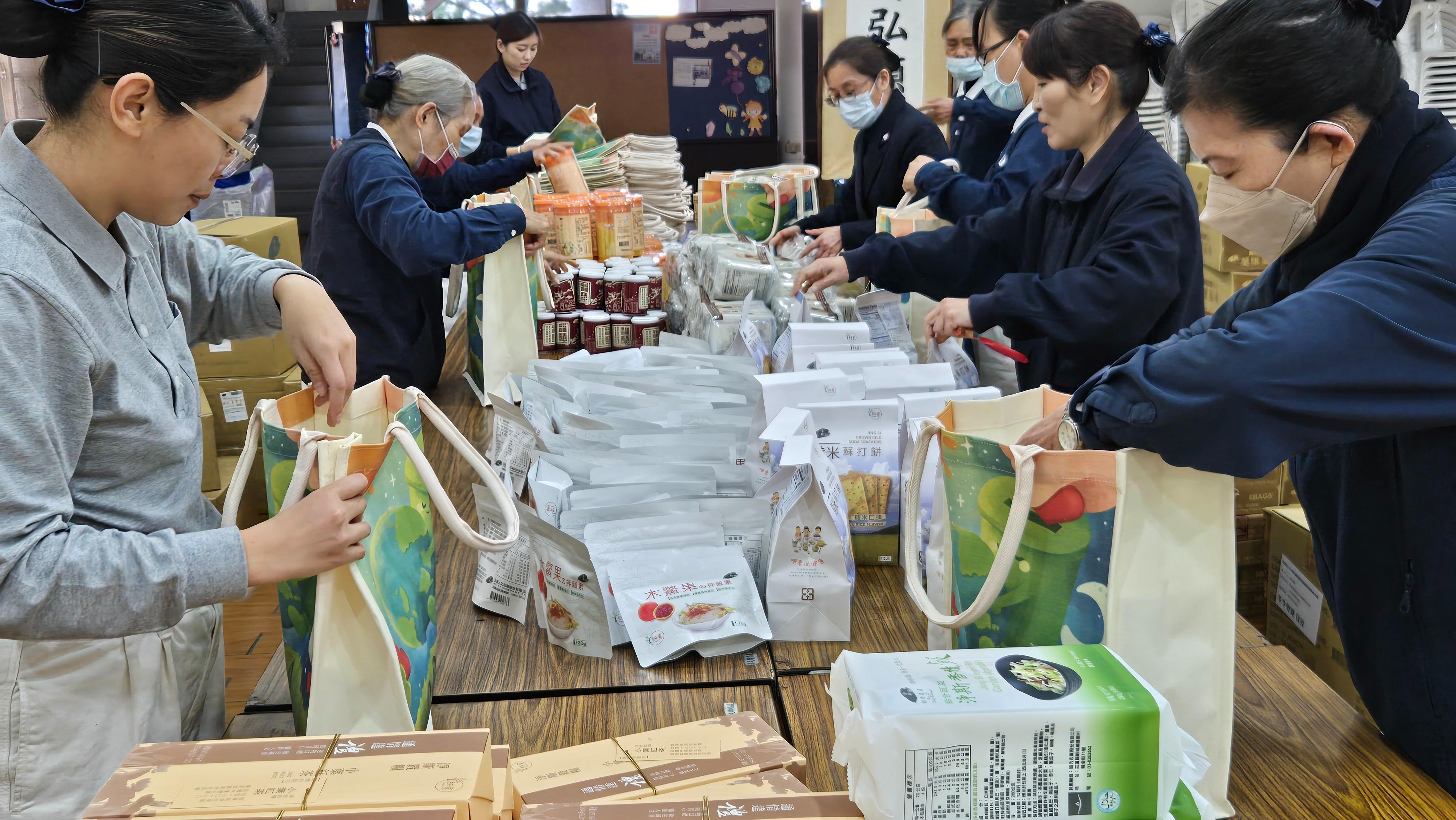 志工將慈濟多樣淨斯營養品裝滿袋