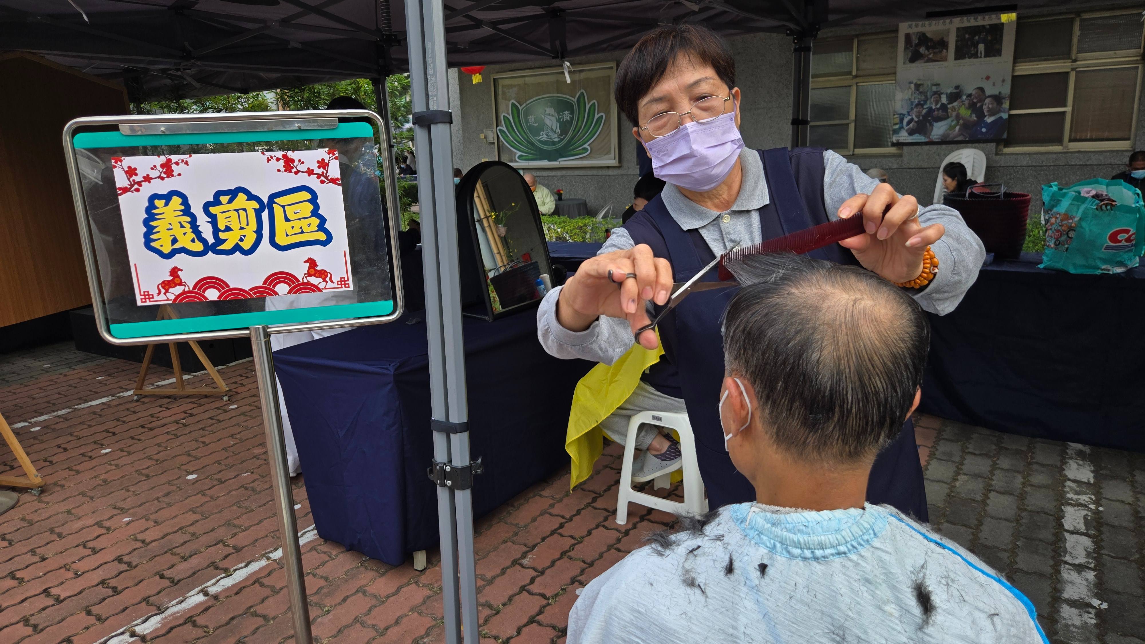 專業美髮師提供義剪服務