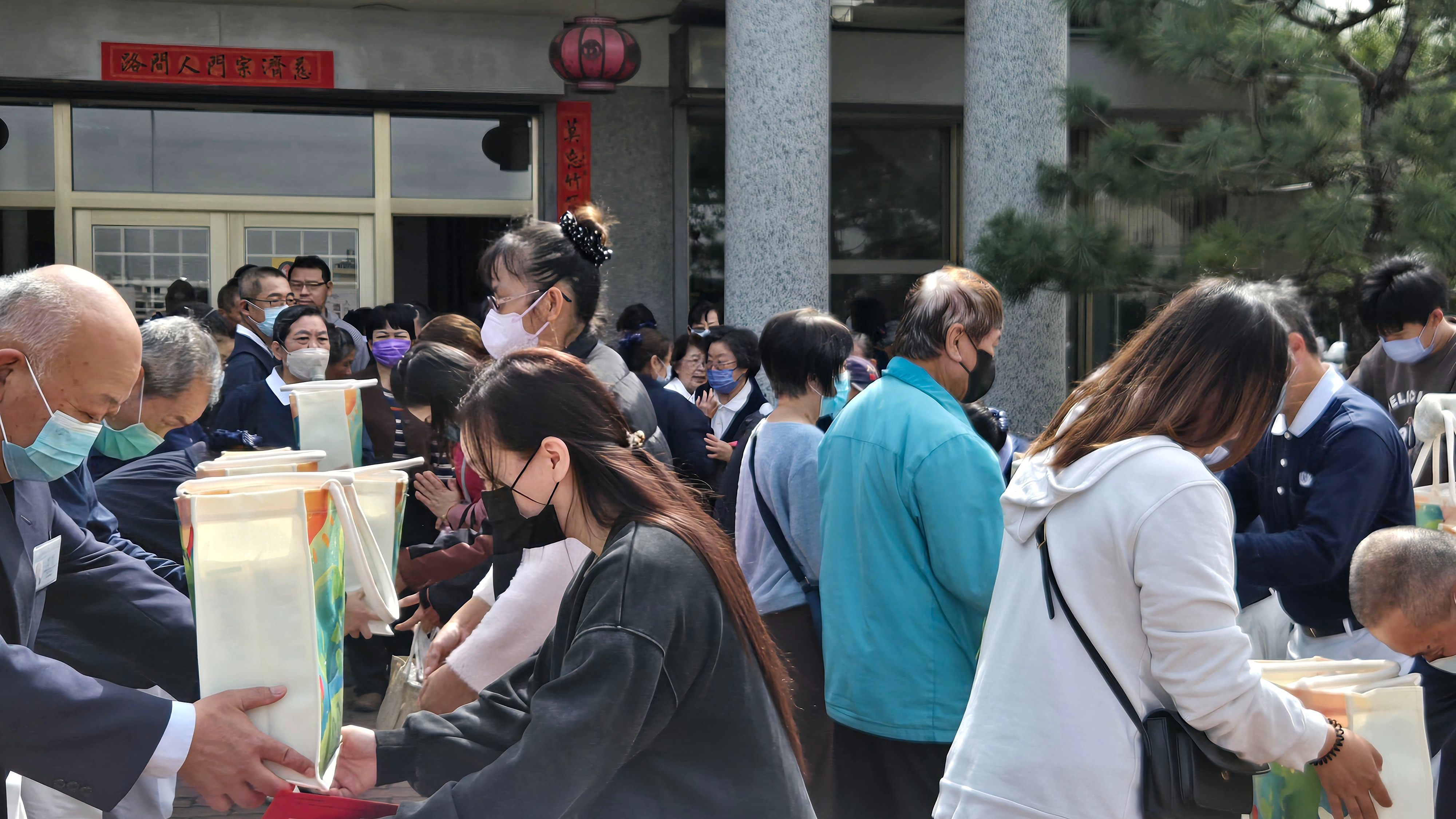 會後由慈濟志工恭敬致贈祝福禮