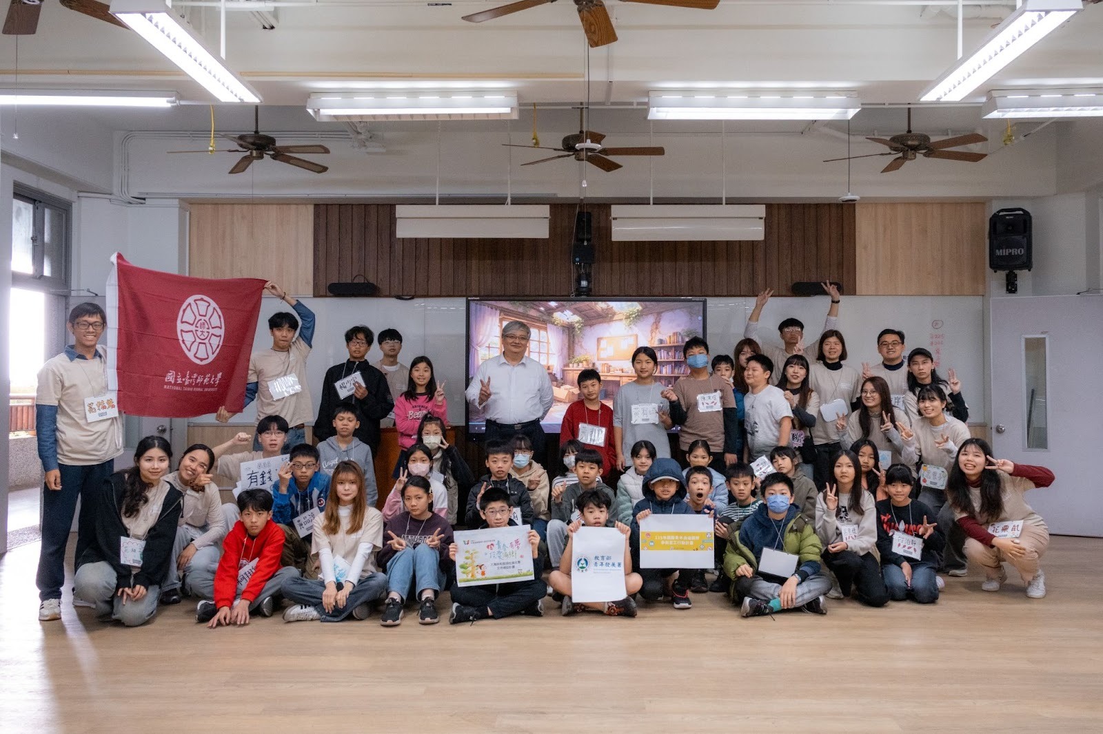 慈大附中教務洪振斌主任及參加人員大合照