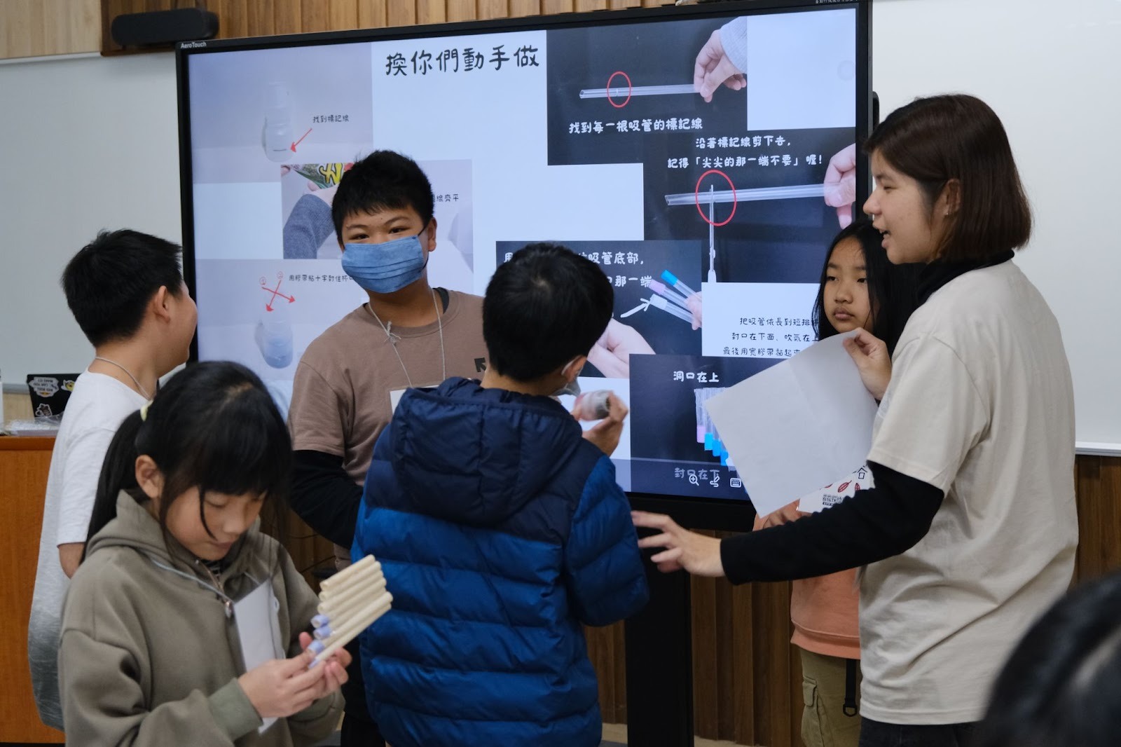 小隊使用自製樂器排練展演活動。