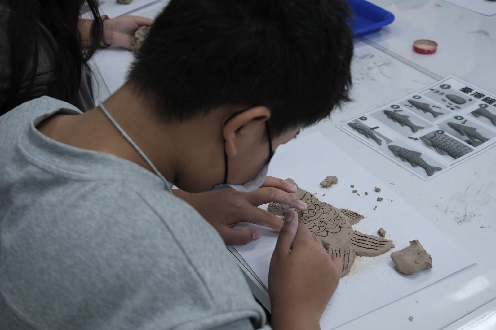 捏製台灣鏟頷魚造型的陶土。