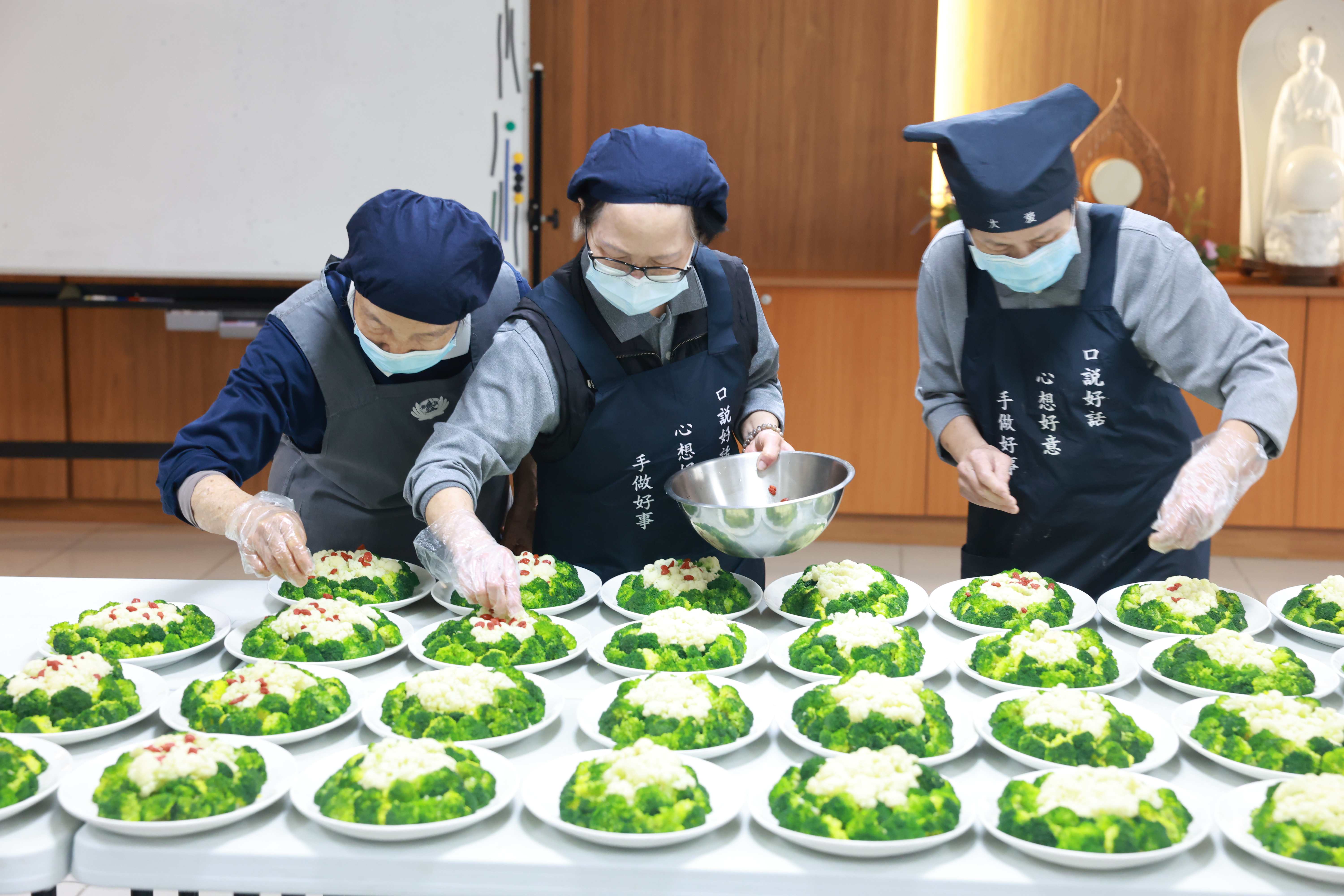 一盤盤美味佳餚都是慈濟志工精心設計菜單、提前多日備料。