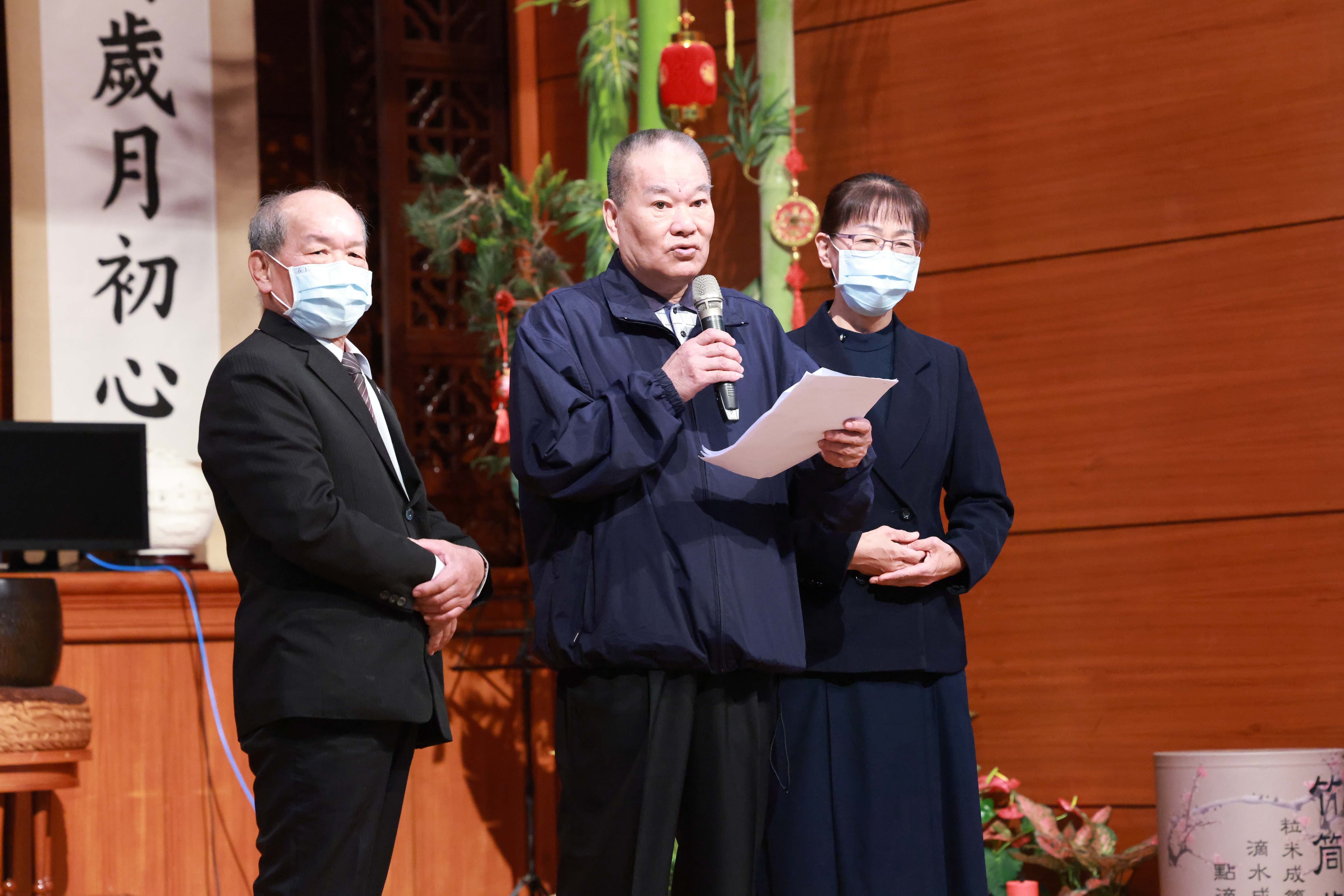 周國進(中)分享自己從營利工作到跌落谷底，之後在慈濟環保站用心為地球付出