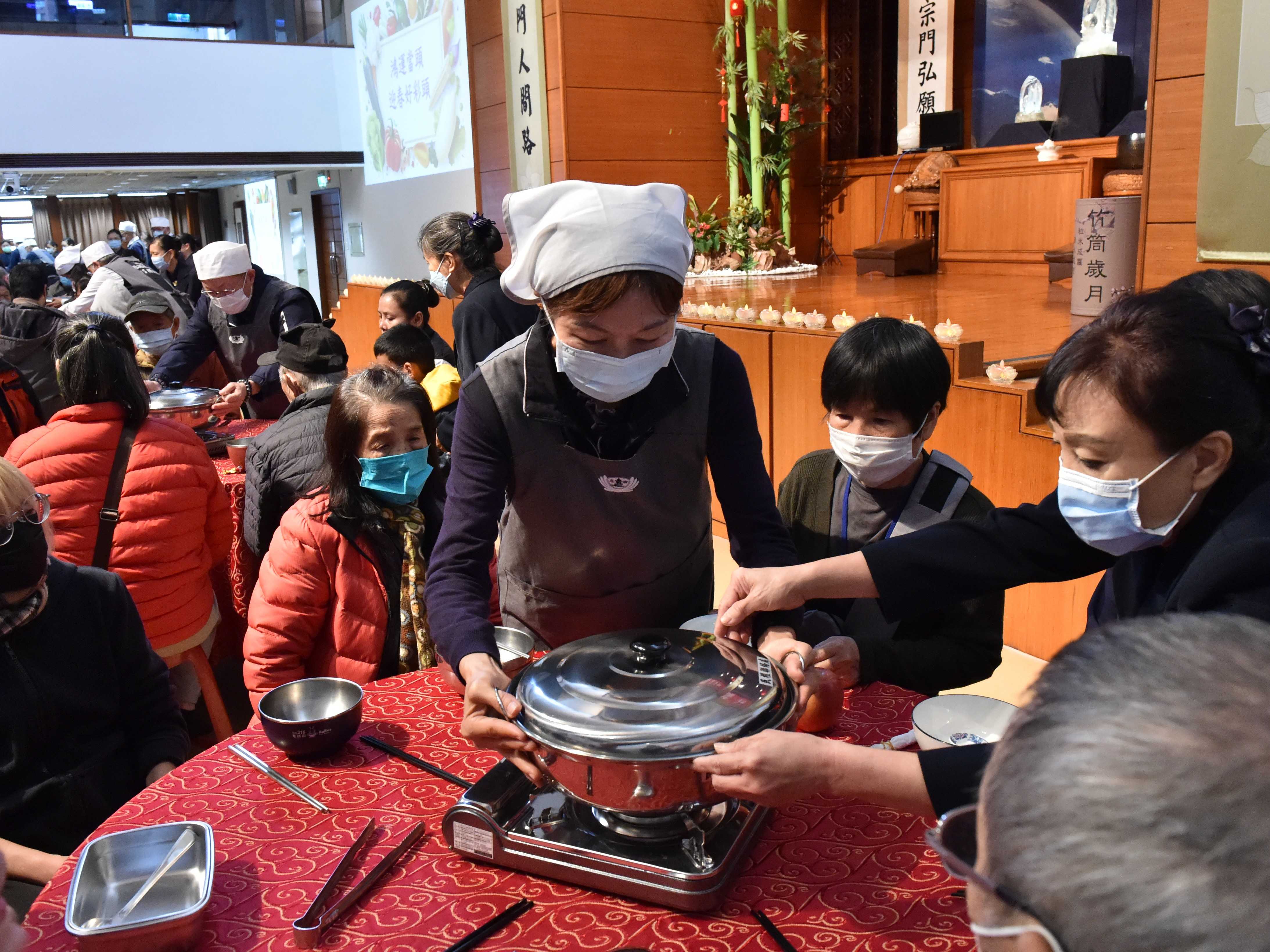 臺中慈濟本週六日共舉辦13場冬令發放，1367戶照顧戶溫馨圍爐，圖為慈濟民權聯絡處