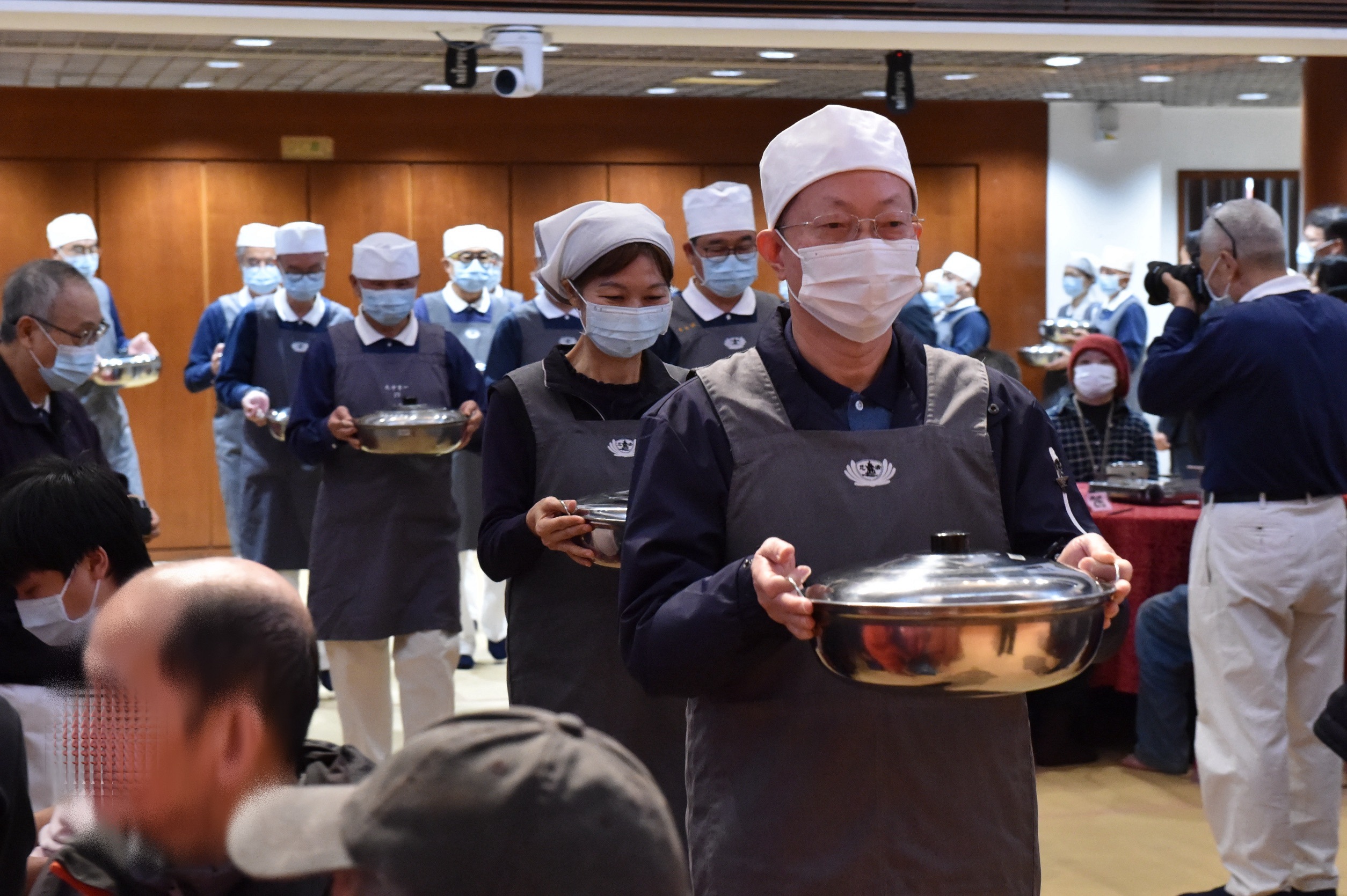 臺中慈濟本週六日共舉辦13場冬令發放，1367戶照顧戶溫馨圍爐，圖為慈濟民權聯絡處