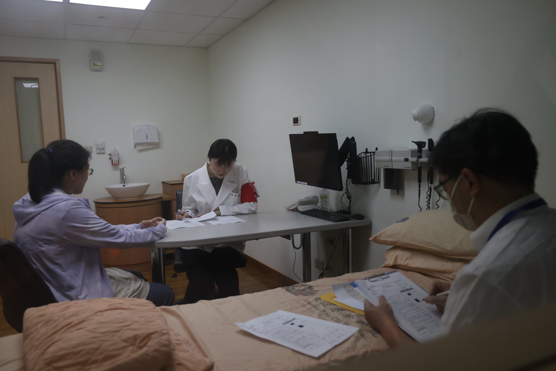 花蓮慈濟醫院7月2日舉辦西醫PGY OSCE，共有31位PGY醫師參與臨床技能檢核，考站內容涵蓋門診醫病溝通、病情解釋、臨床處置與衛教等面向。