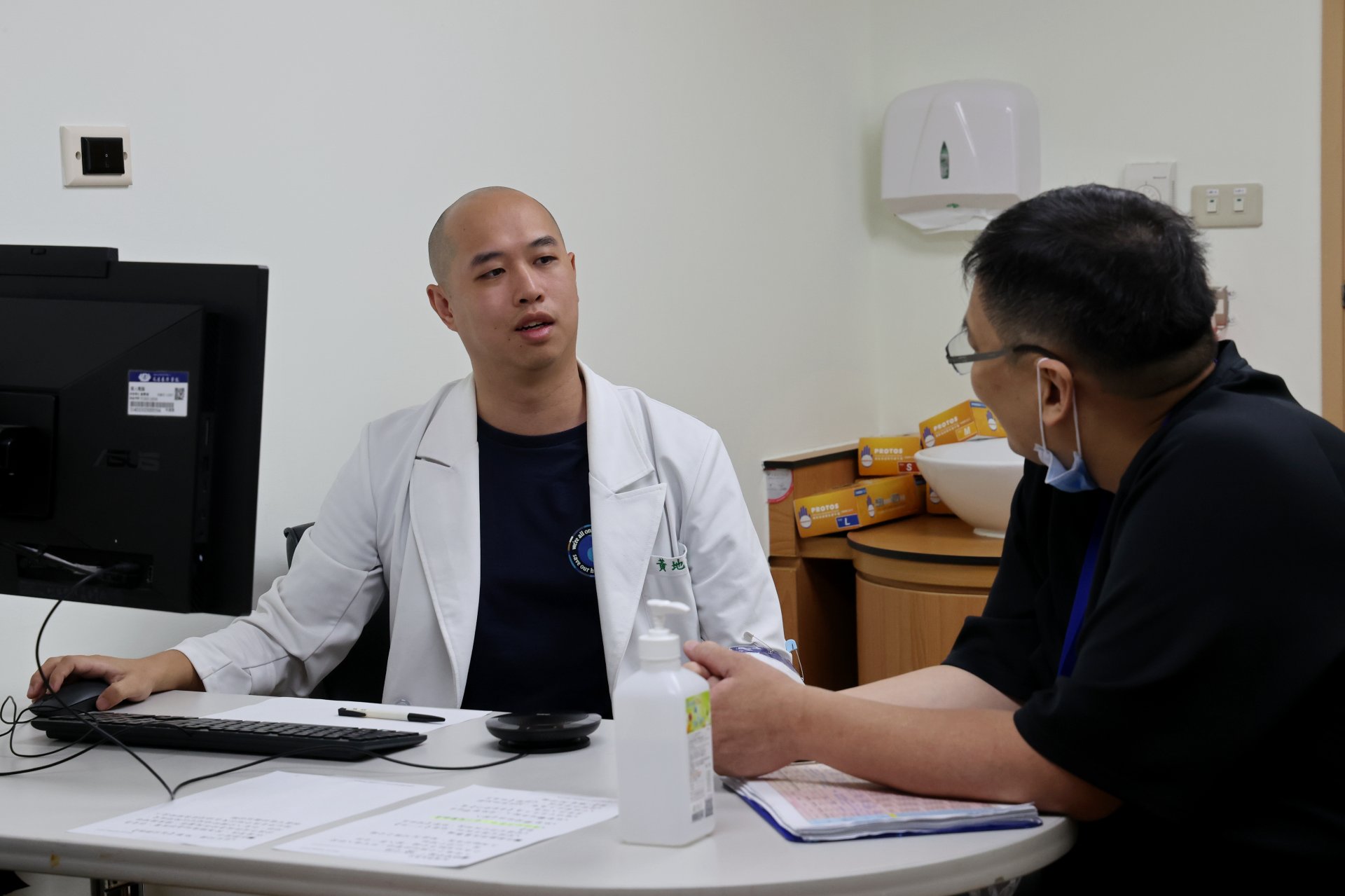 PGY1醫師黃地(左)表示，每站結束後，資深教師即時給予回饋，提醒需要補充與加強之處，是這次測驗中最有價值的收穫。