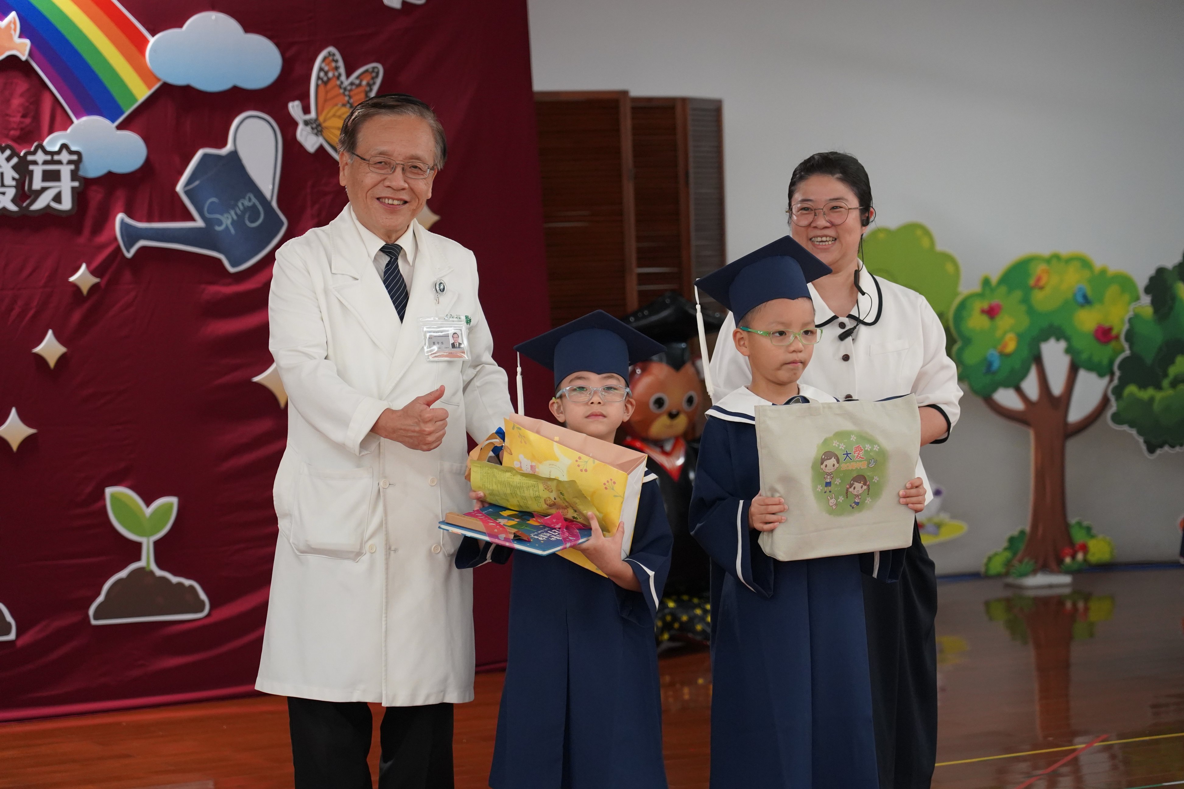 台中慈濟醫院院長簡守信(左)出席致辭並頒贈結緣品,肯定大愛幼兒園以滿滿愛心陪伴同仁子女成長。