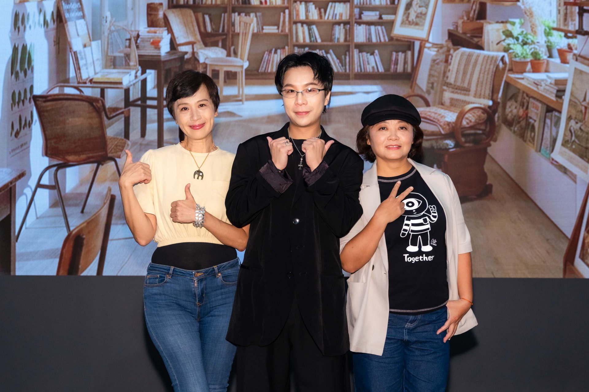 大愛劇《他的靈魂與他的書店》首映記者會，左起：黃采儀、派翠克、吳怡臻飾演姊弟。