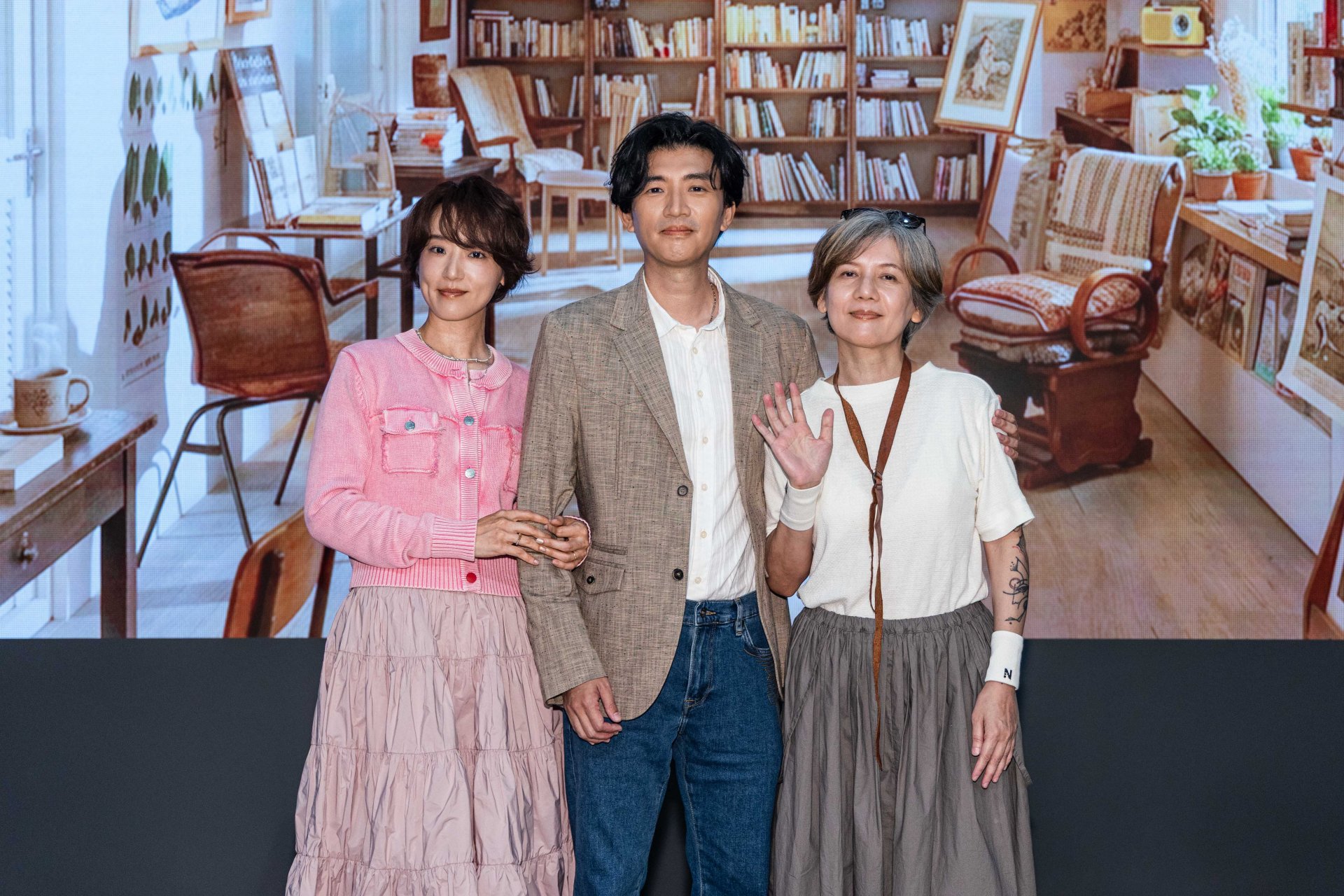 大愛劇《他的靈魂與他的書店》首映記者會,左起:林子熙飾演曾少宗妻子吳少琪、曾少宗飾演李啟誠醫師、黃柔閩飾演曾少宗的母親林美玉。
