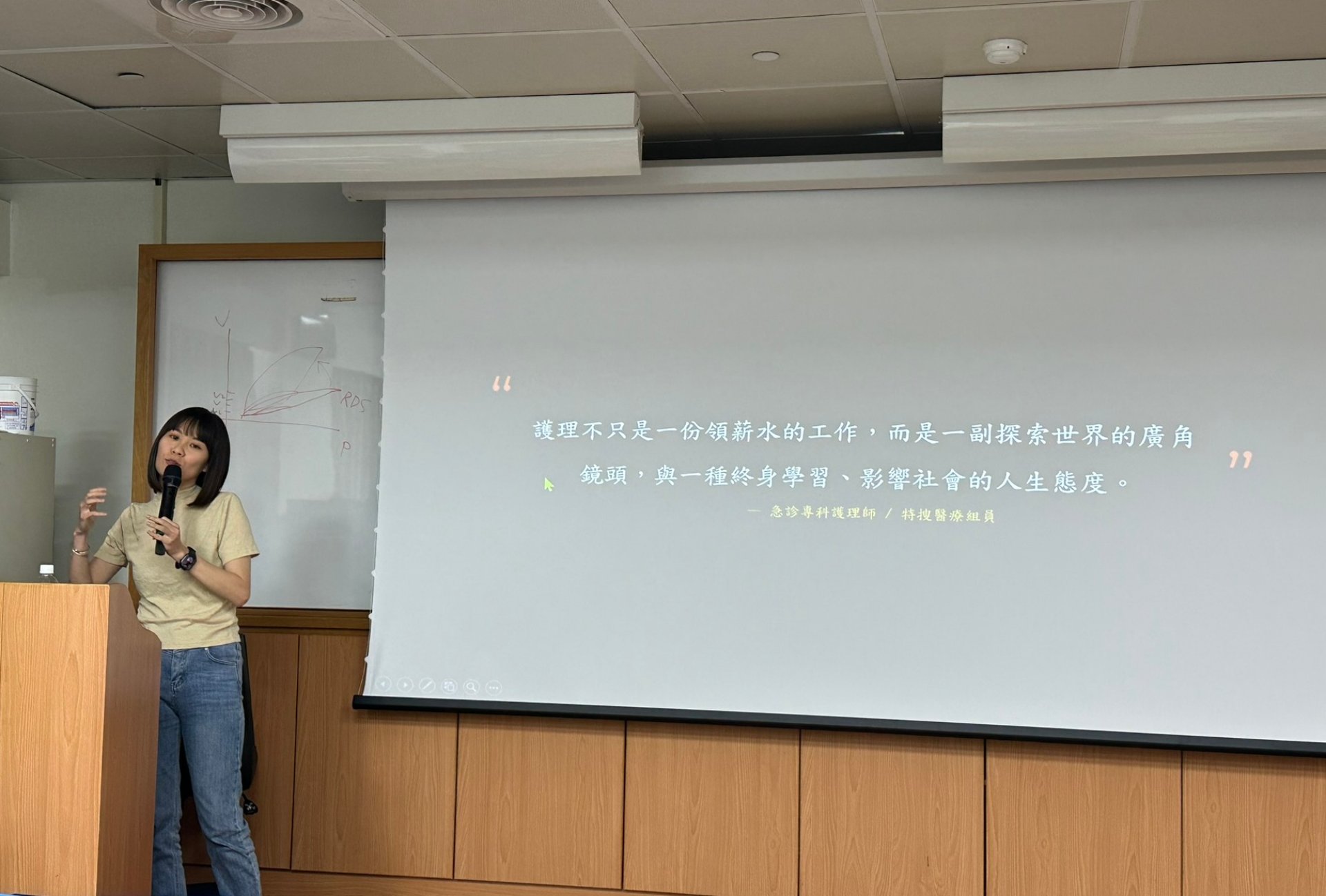 急診專科護理師廖昱淇同時也是花蓮災難醫療隊(DMAT)的特搜醫療組成員，並是社區與消防局的緊急救護技術員教師，更是Podcast主持人。