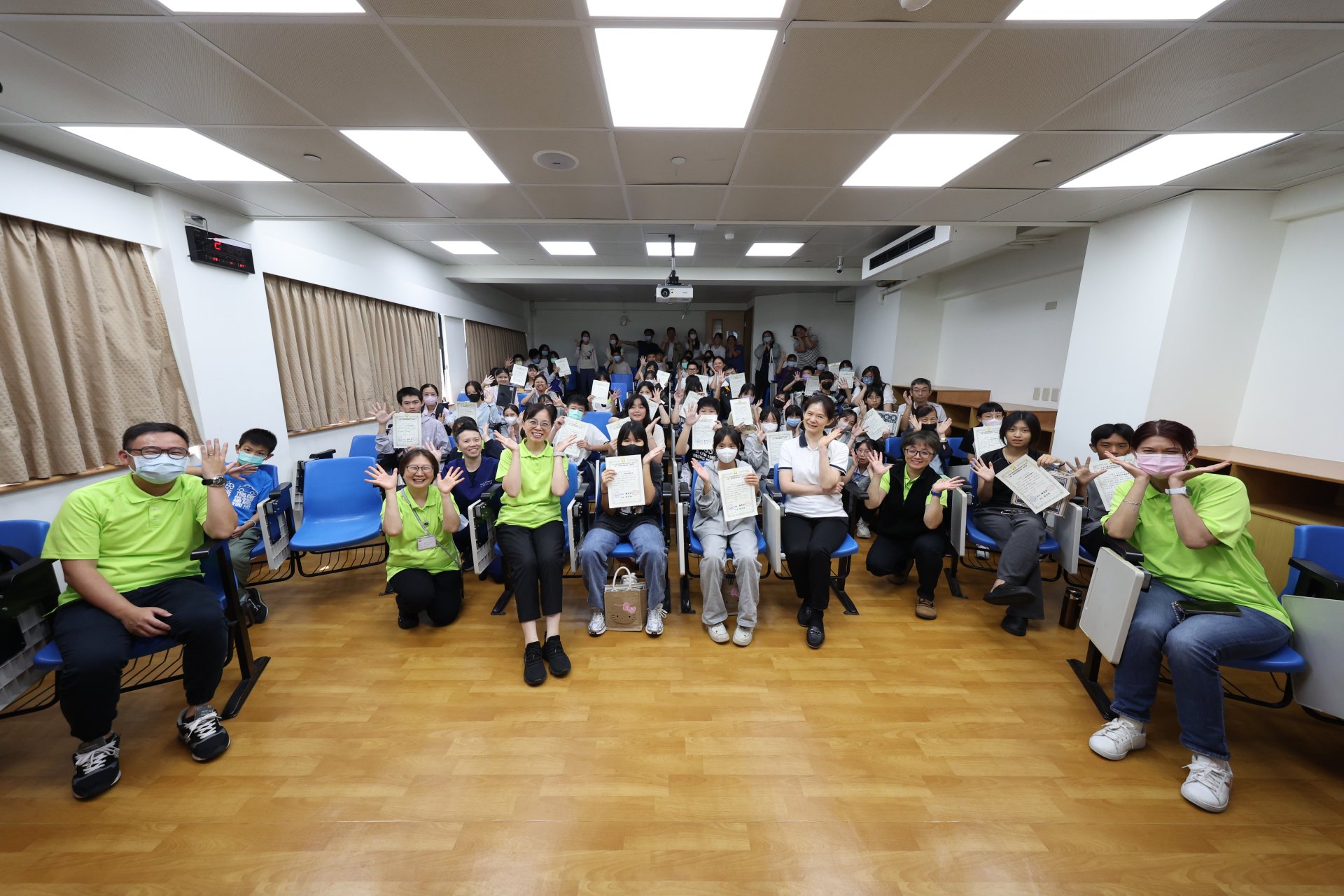 花蓮慈濟醫院利用暑假與慈濟大學院校合辦護理體驗營，吸引超過50位國中生親子報名參加，體會臨床護理工作。