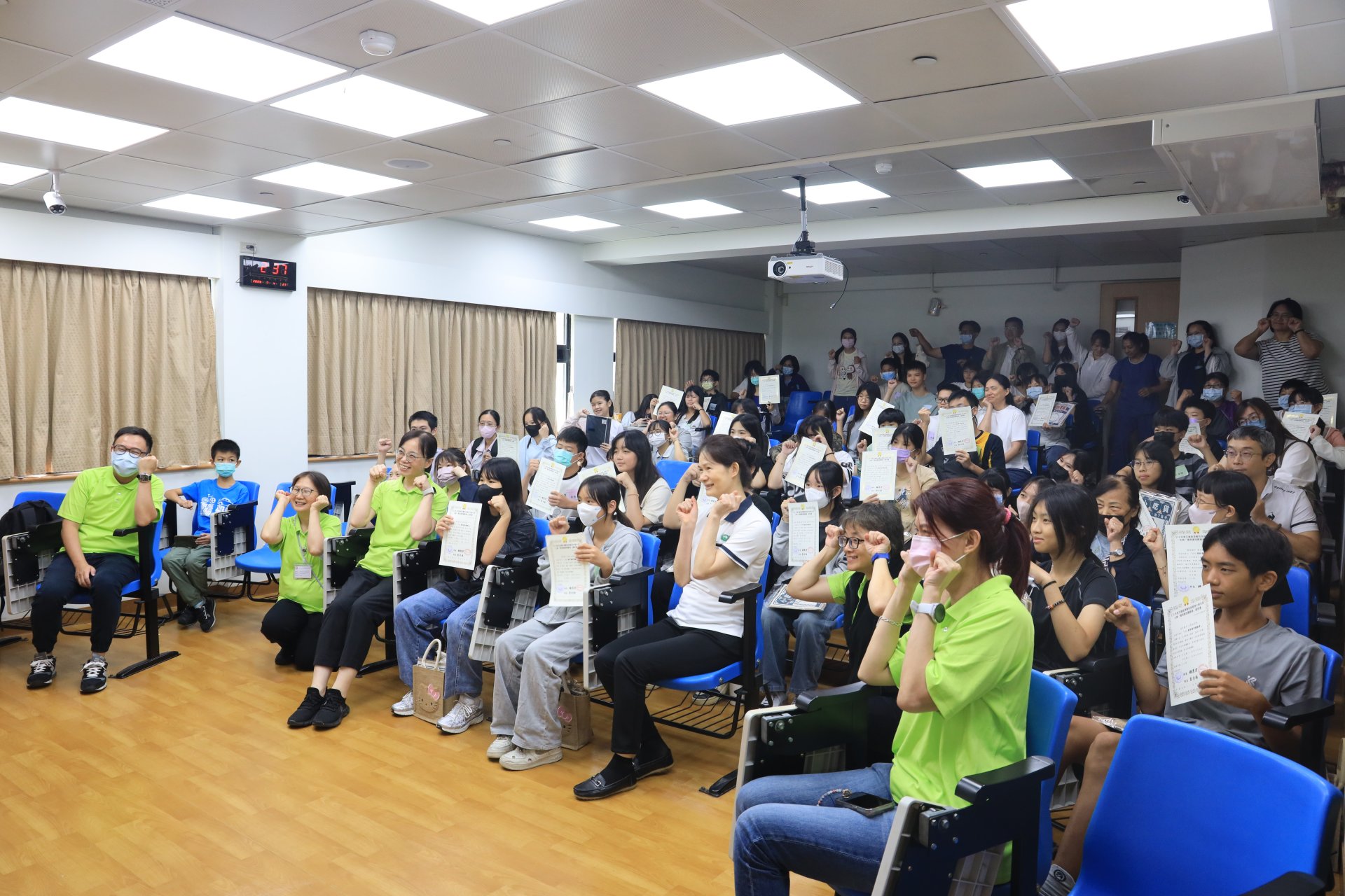花蓮慈濟醫院利用暑假與慈濟大學院校合辦護理體驗營，吸引超過50位國中生親子報名參加，體會臨床護理工作。
