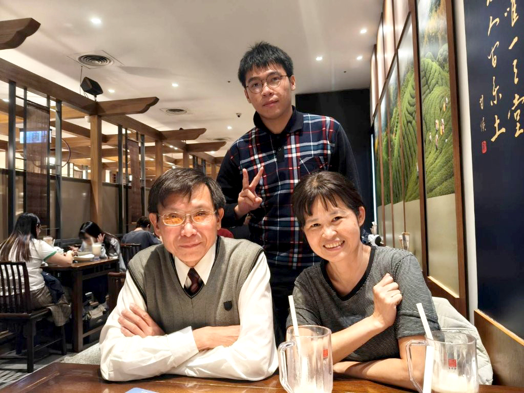 在溫馨的相見歡午宴中，資助人黃先生夫婦向阿苑傾囊相授重要的人生價值觀。