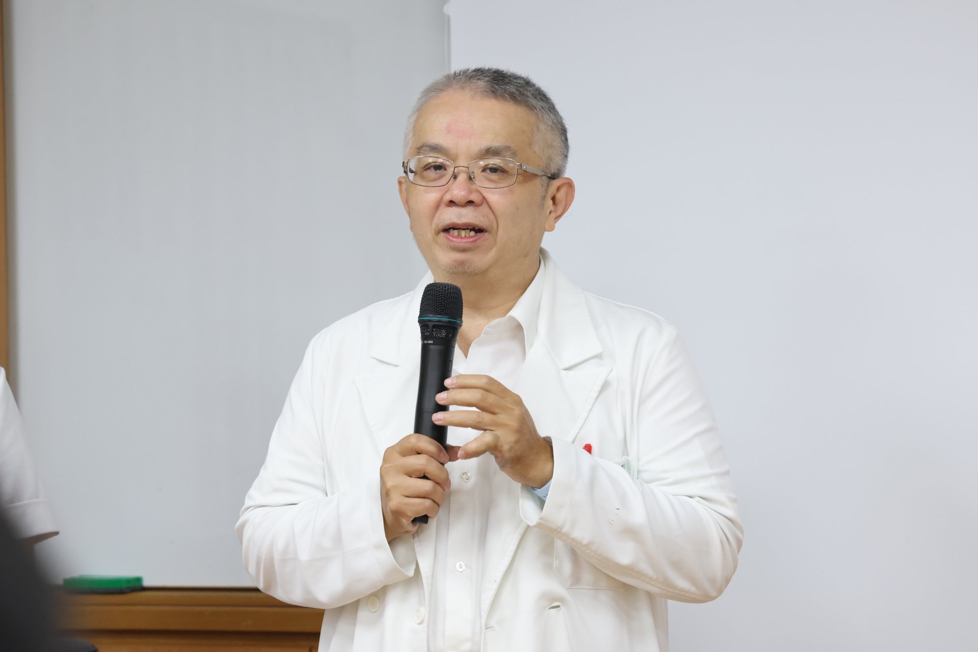 婦產部副主任高聖博表示，許多孕婦面對妊娠糖尿病篩檢時，害怕確診後影響胎兒健康，因此醫療團隊除了協助控制血糖，也要理解孕婦的焦慮，提供清楚、具體且能落實於生活中的照護建議。