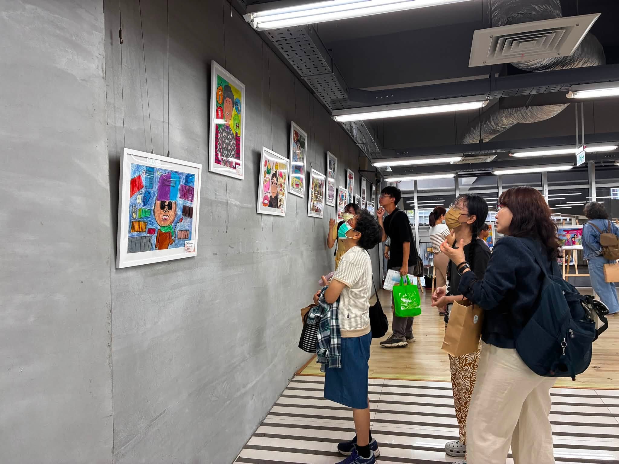 展覽吸引民眾駐足欣賞，一幅幅充滿童趣與真摯情感的畫作，串起家庭故事、祖孫情誼與地方文化記憶，讓藝術成為世代交流的橋梁。