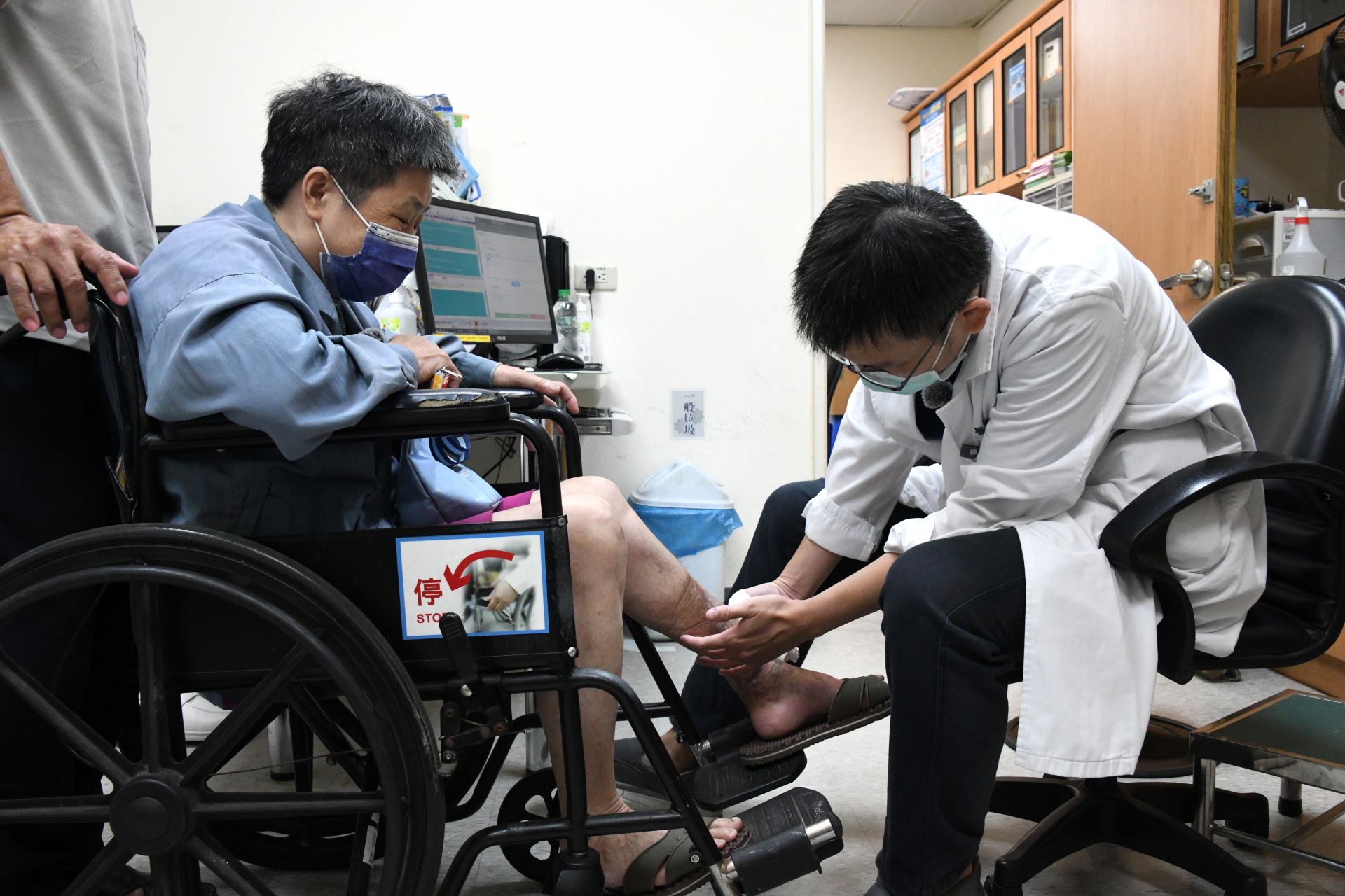 骨科黃俊錫醫師採用關節鏡微創手術,徹底清除感染組織與骨內殘留異物,降低組織損