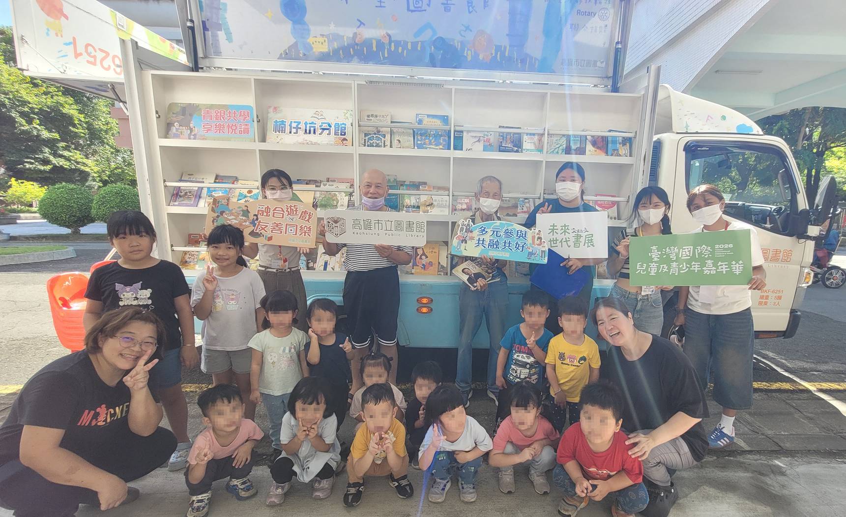 高市圖行動書車駛進榮家 結合共融玩具打造老幼共學新體驗
