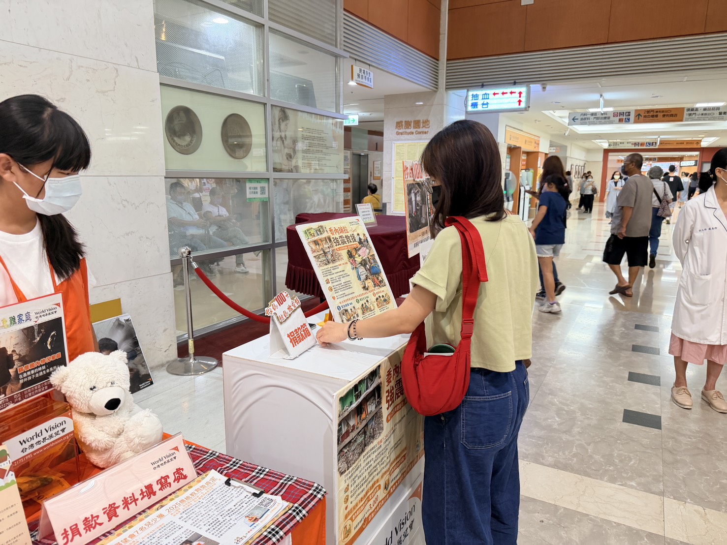 民眾於成大醫院愛心募款攤位響應捐款,支持台灣世界展望會委內瑞拉震災救援及國內特況家庭援助,將愛心化為陪伴兒童與家庭重建生活的力量。
