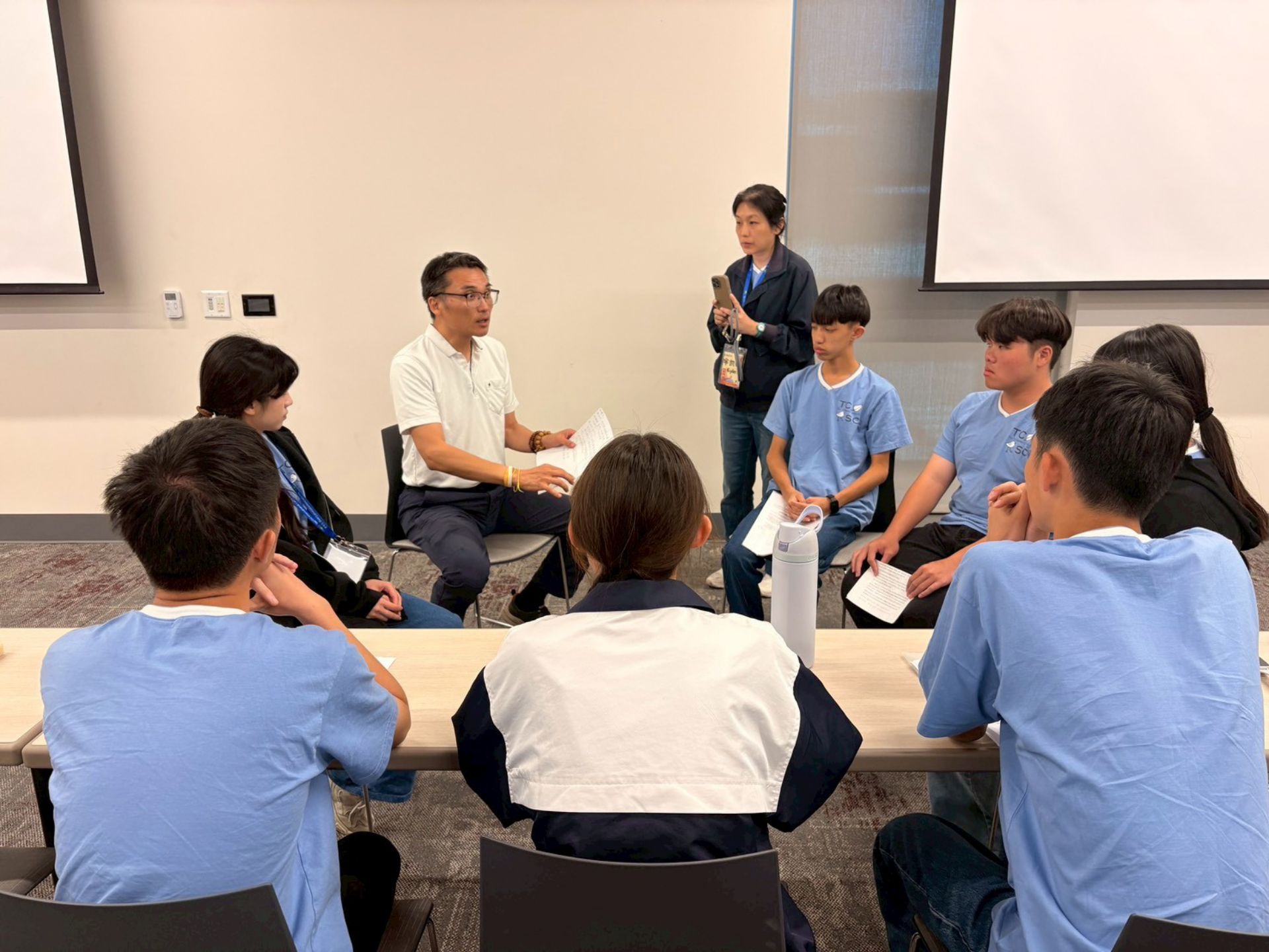 慈中學生們走進美國核桃市（City of Walnut）市議會殿堂。正式倡議前，美國黃旭睦（Phil）師兄帶領所有倡議同學再次演練，並傳授實用的演說技巧。