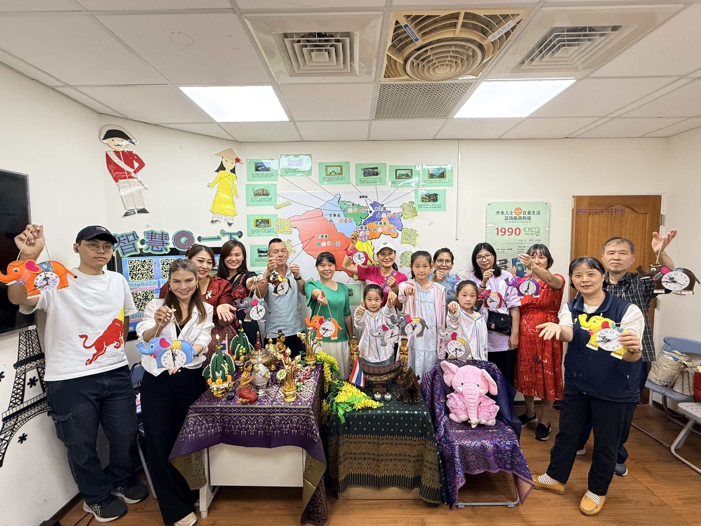 幸福時光「泰」美好 基隆新住民親子手作大象時鐘遞祝福