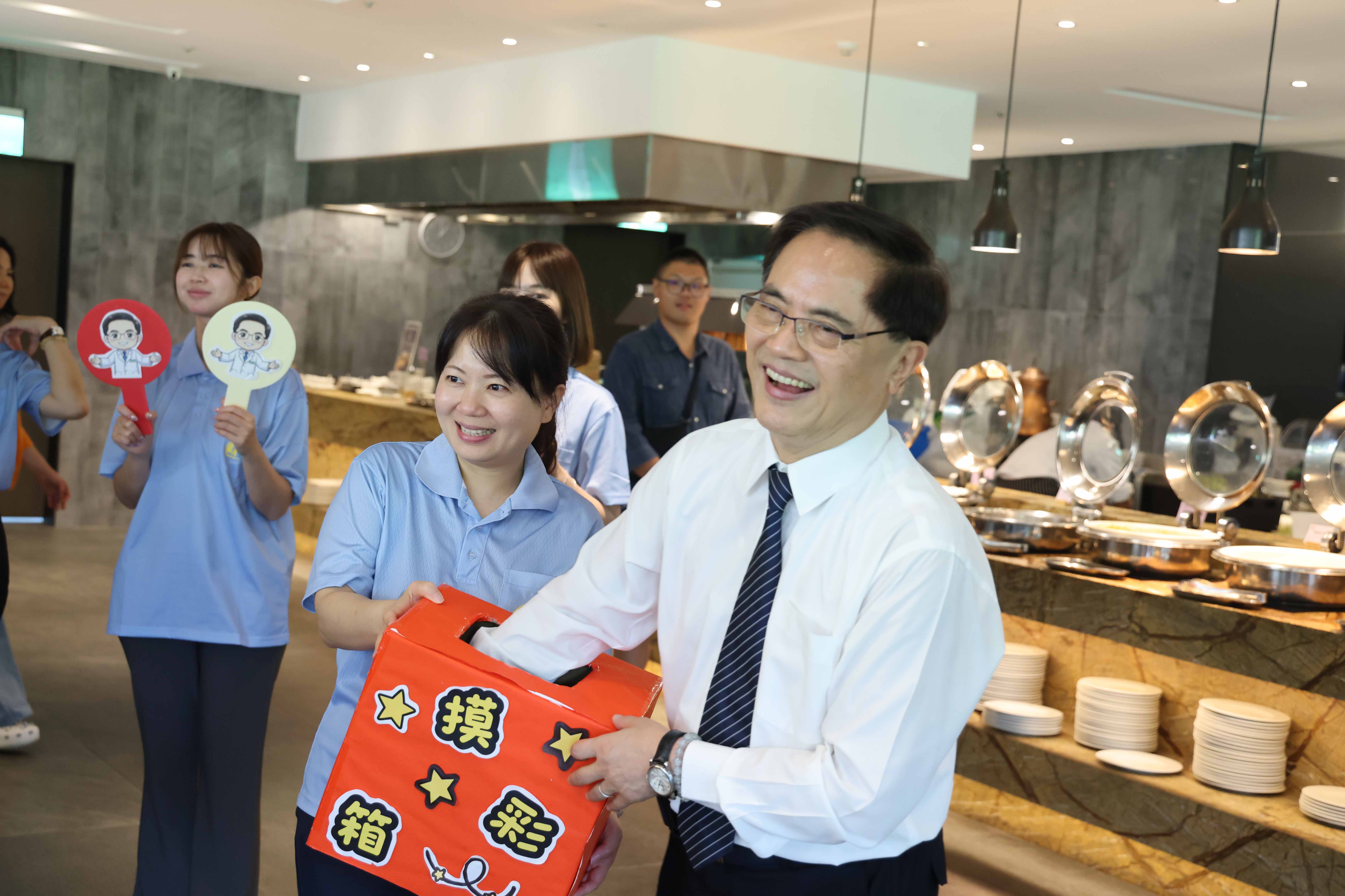 七月壽星慶生及摸彩活動把活動氣氛帶到高潮,林欣榮院長抽出得獎者,歡呼聲此起彼落。
