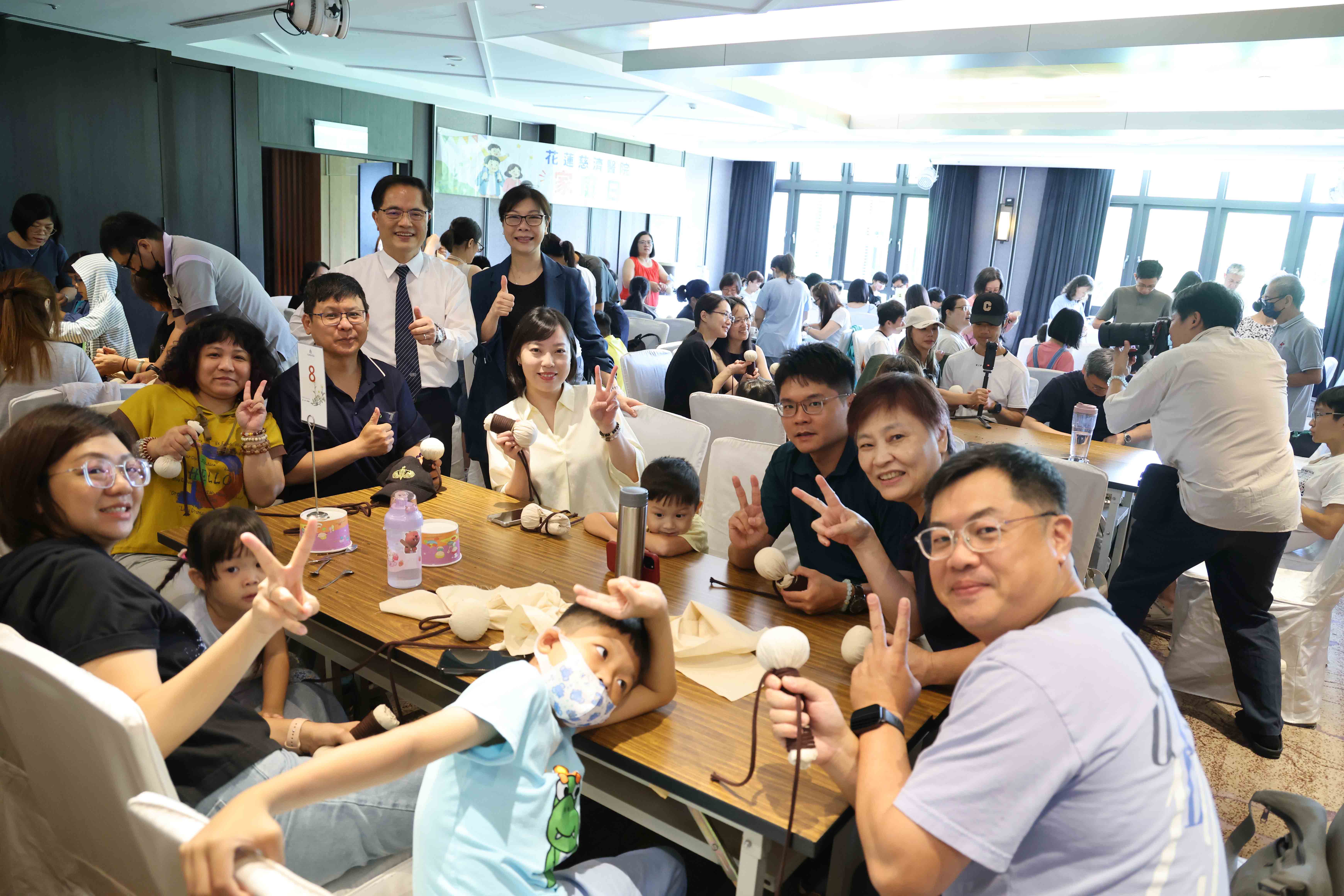 花蓮慈院的家庭日活動,原本工作繁忙的同仁們在香草手作、盆栽體驗中與家人相聚、放鬆身心。
