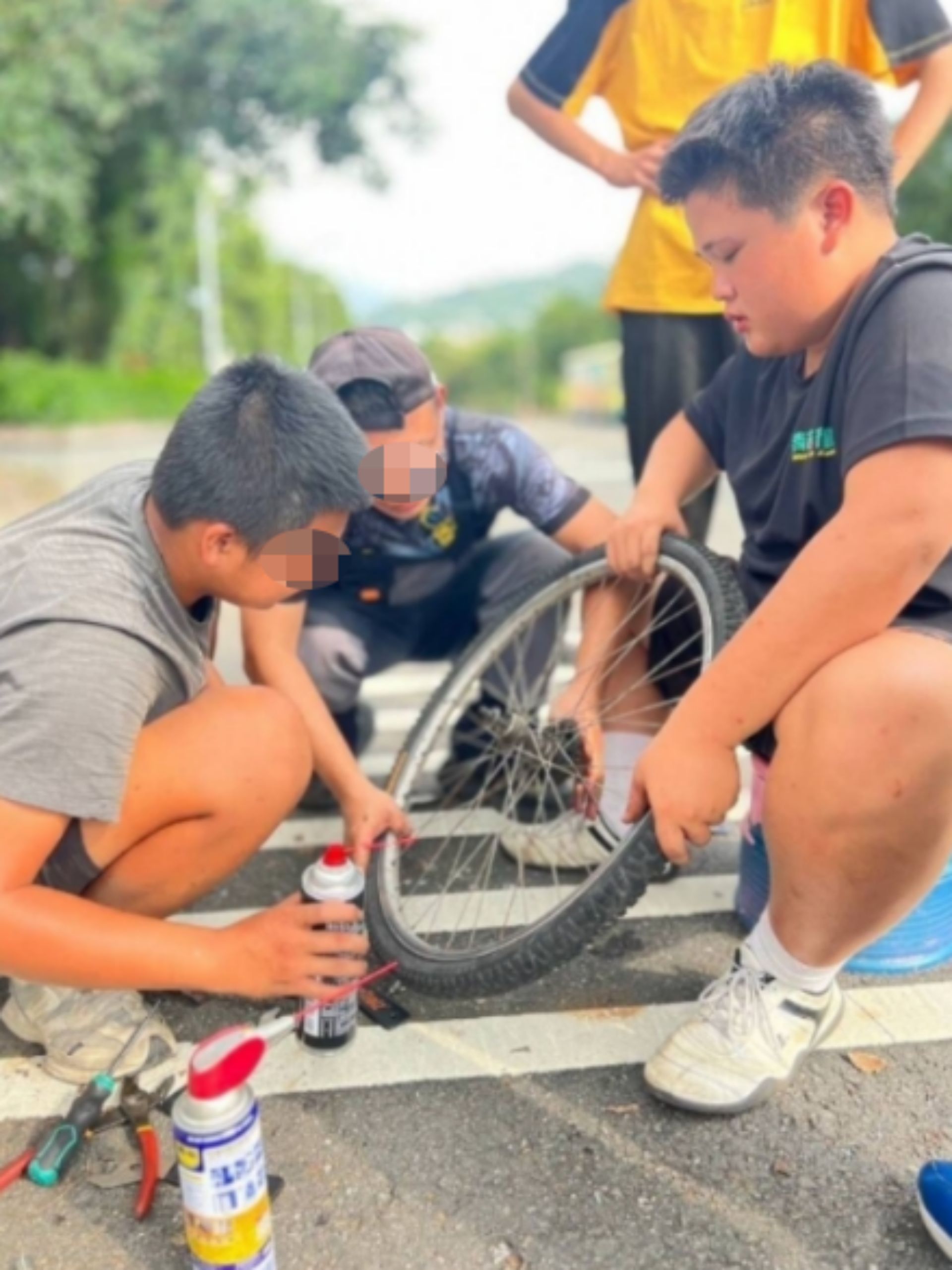 阿祐在內埔農工師長鼓勵下加入志工服務隊，利用課餘時間協助社區民眾維修單車等雙輪車輛，在服務他人的過程中逐漸建立自信。