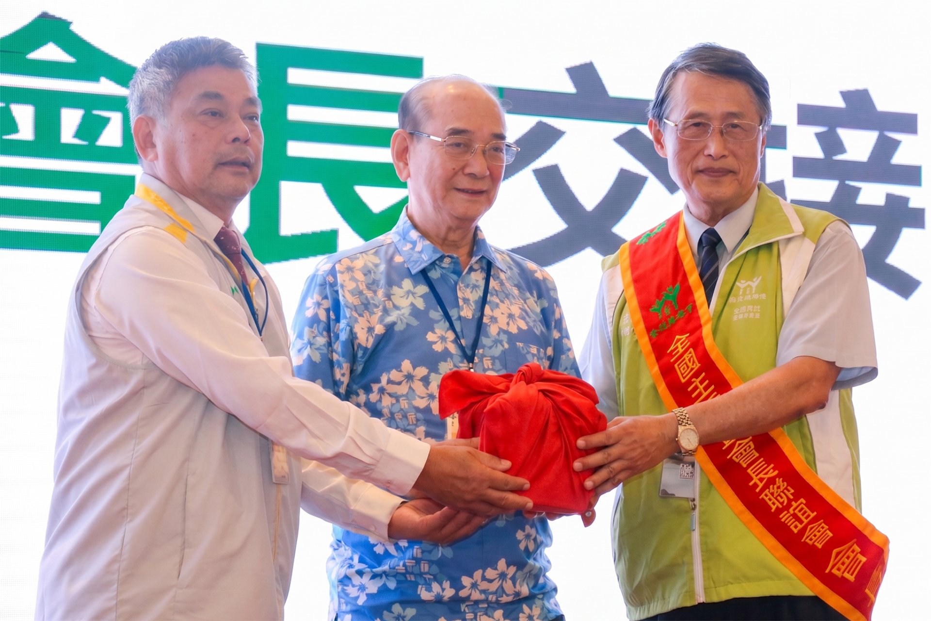 會議中安排交接儀式，正式交棒給花蓮的主委謝立德