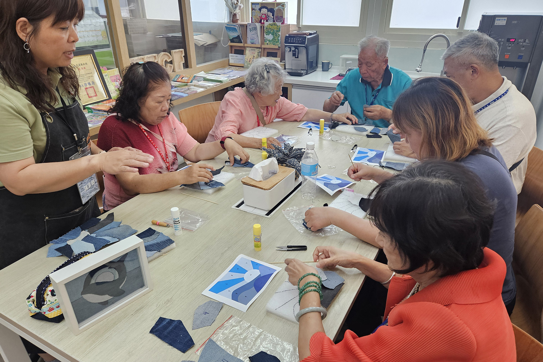 委員眷屬參與「後山 家優」幸福小舖的丹寧作品手作體驗，認識家扶的弱勢家庭培力服務