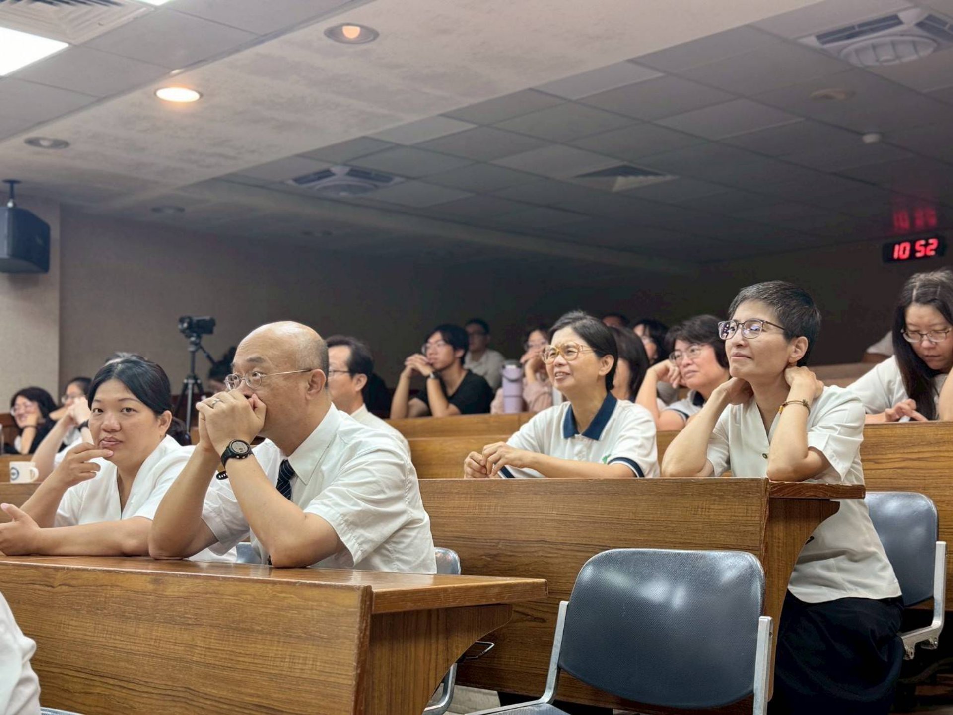 德和師父幽默風趣的分享，令與會教職員會心一笑