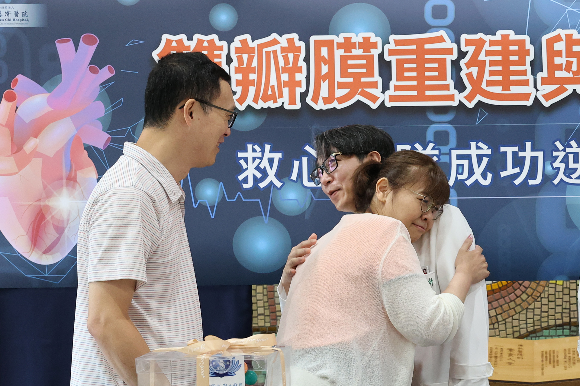已經恢復得相當良好的陳老師，回到醫院看到張睿智副院長仍忍不住鼻酸，往事歷歷在目，她擁抱張睿智副院長，感恩一路陪她打過艱難的一仗。