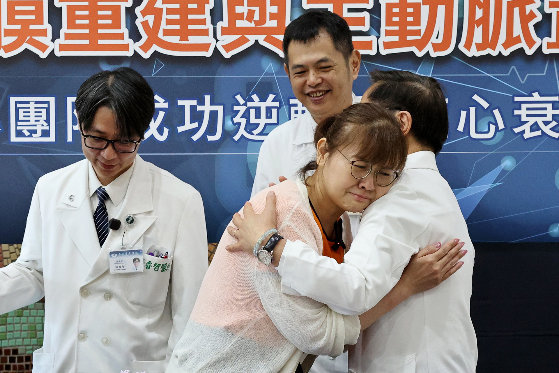 因少見的心臟兩處瓣膜和主動脈都遭受細菌攻擊而損壞，陳老師死裡逃生，擁抱林欣榮院長感恩他帶領的醫療團隊，讓住在花蓮的她可以重新再活一次。