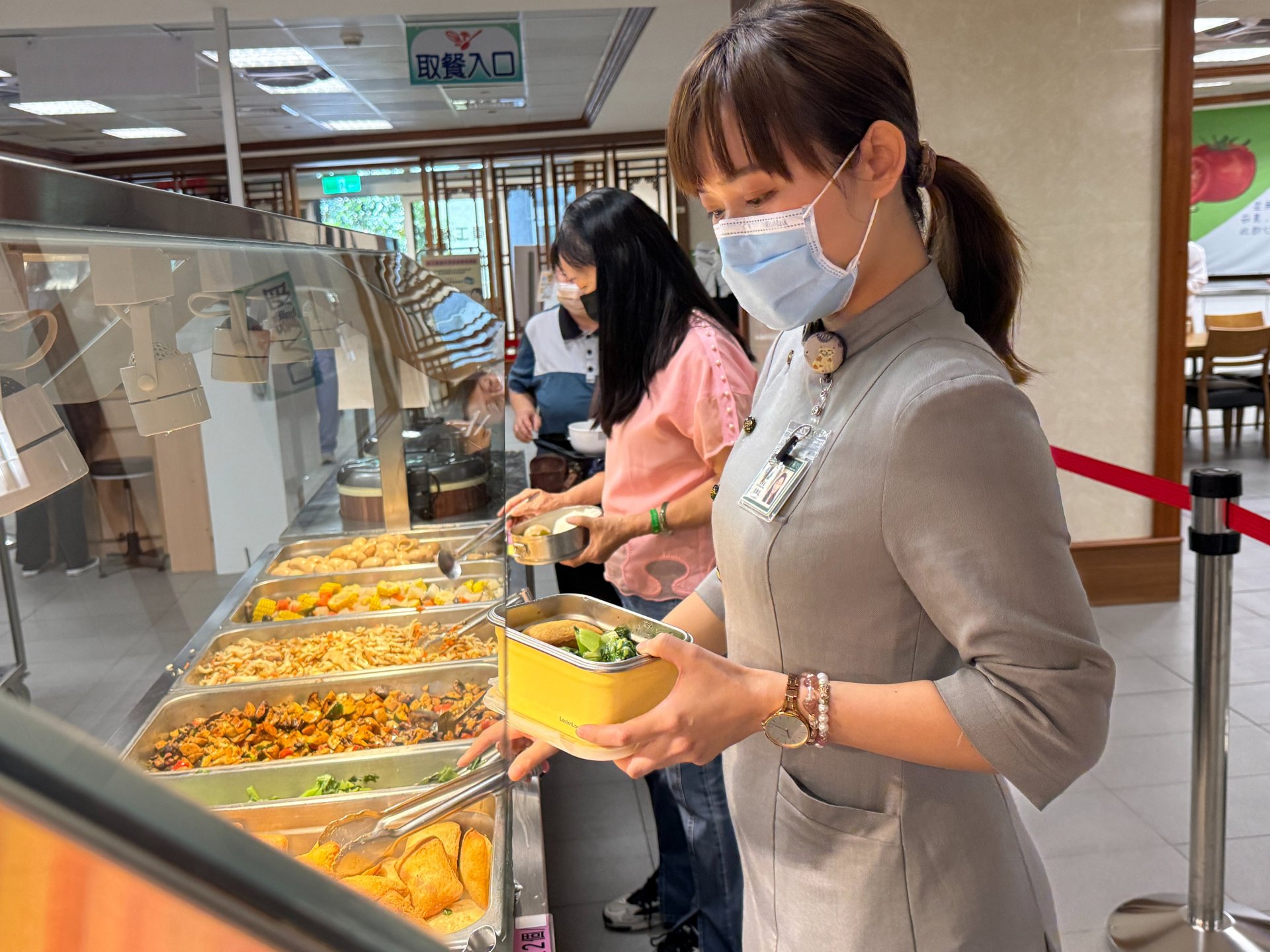 每位同仁都是用自己的餐盒打餐,既環保又健康。