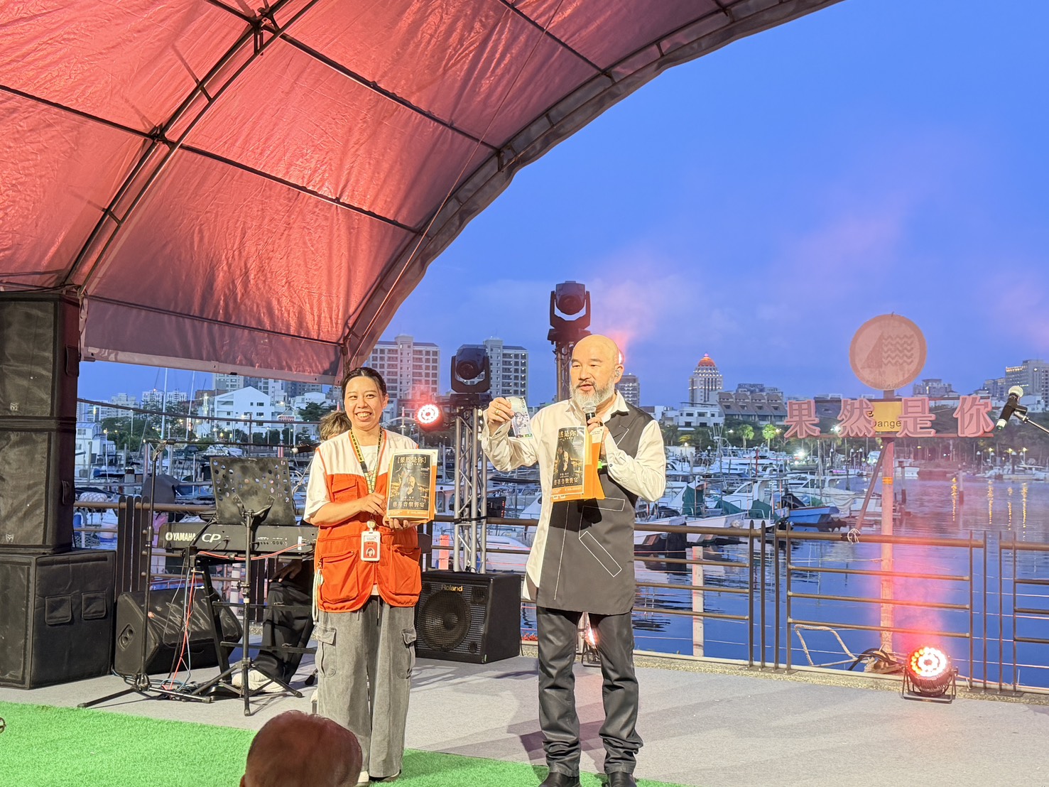 公益音樂會現場,辛龍率先捐款響應,為台灣世界展望會國內特況家庭服務拋磚引玉,帶動現場愛心加碼,凝聚社會各界力量支持弱勢家庭。
