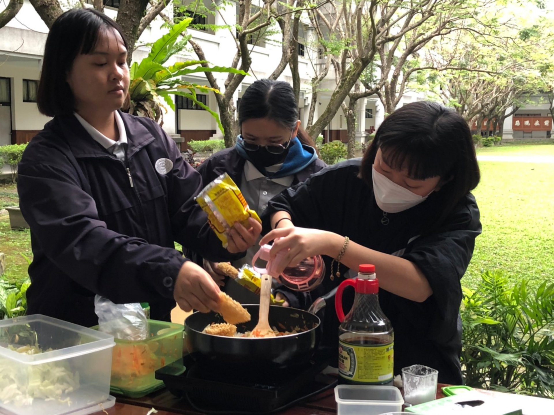 馳援土耳其,學生余承晏(左)協助炒泡麵義賣