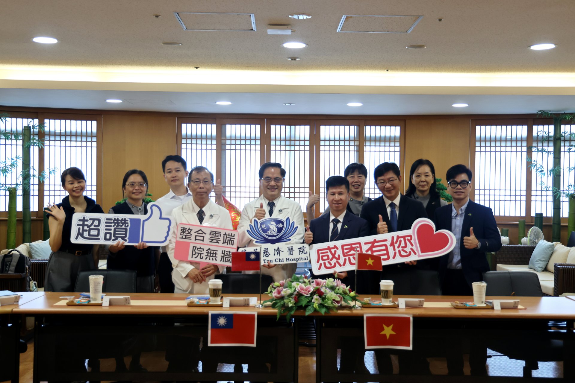 南河內市的中央兒童醫院參訪花蓮慈院，期待能在數位轉型、研究發展和醫院營運上發展合作。前排中左起花蓮慈院吳彬安副院長(穿白袍者)、林欣榮院長、越南中央兒童醫院高越松副院長、台灣人工智慧發展學會呂嵐欽執行長。