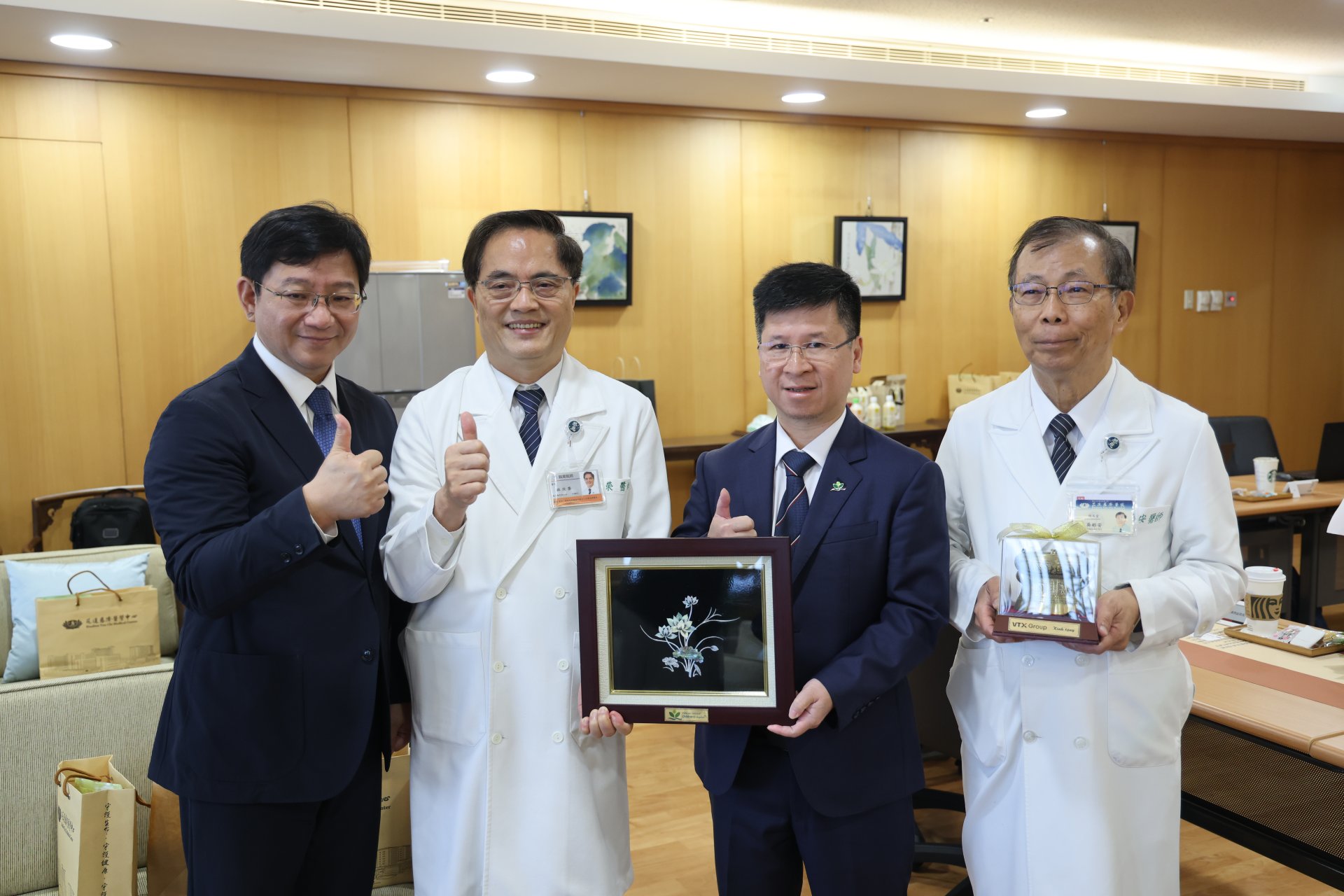 越南河內市的中央兒童醫院副院長高越松(右二)代表院方致贈結緣品與花蓮慈院結緣，由花蓮慈院林欣榮院長(左二)與吳彬安副院長(右一)代表接受。
