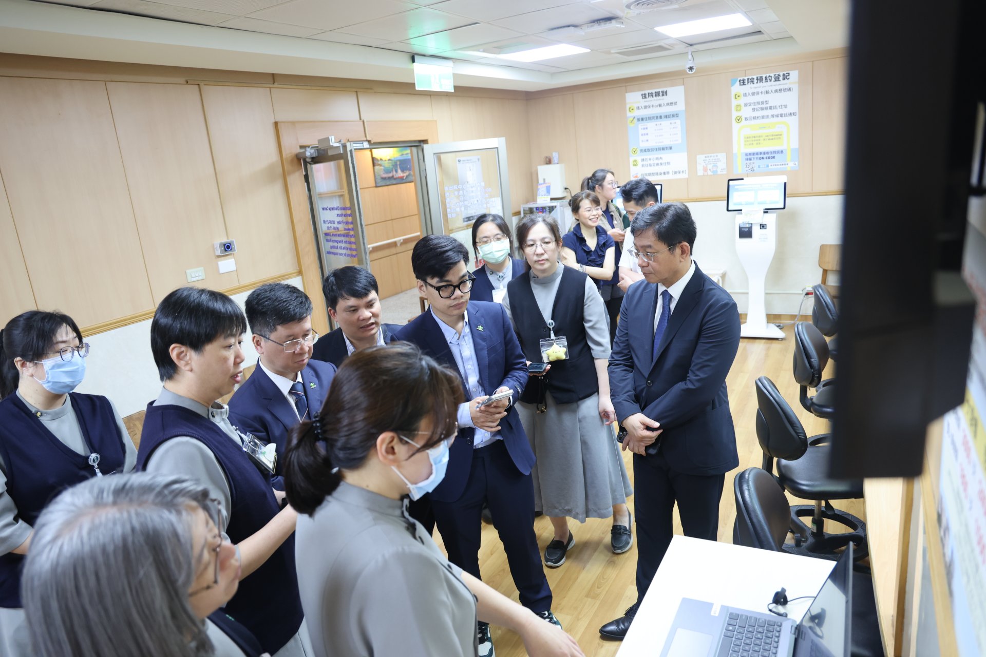 越南中央兒童醫院有2300床以上，每日門診量達5000人，IT團隊特別了解並記錄花蓮慈院的數位整合管理系統。