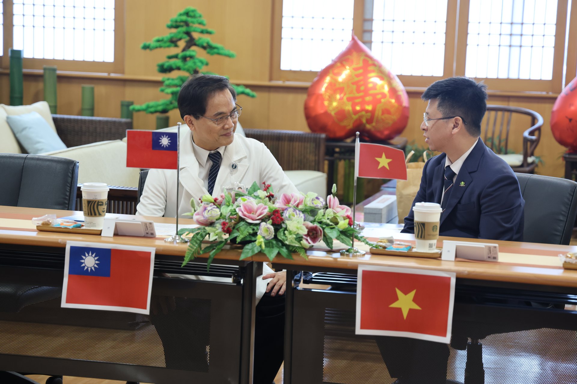 除了智慧醫療及數位轉型，越南中央兒童醫院高越松副院長(右)也希望將來可以向林欣榮院長請益醫院運營，及幹細胞和外泌體的研究發展。
