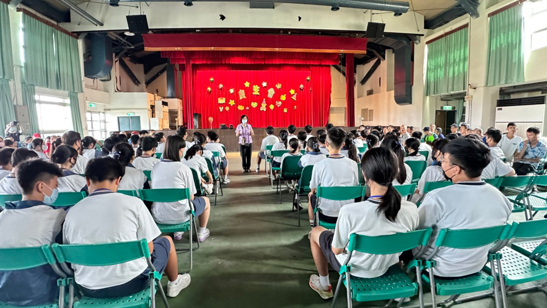 臺南教養院吳科長歡迎臺南慈中師生到來，並詳細介紹教養院的緣起。