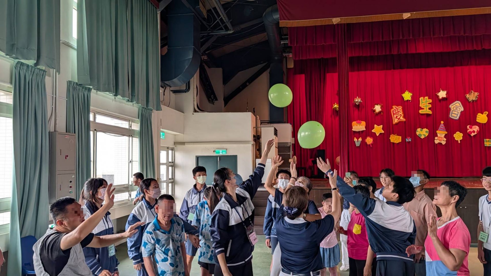 努力不讓氣球落地，大家玩得不亦樂乎。