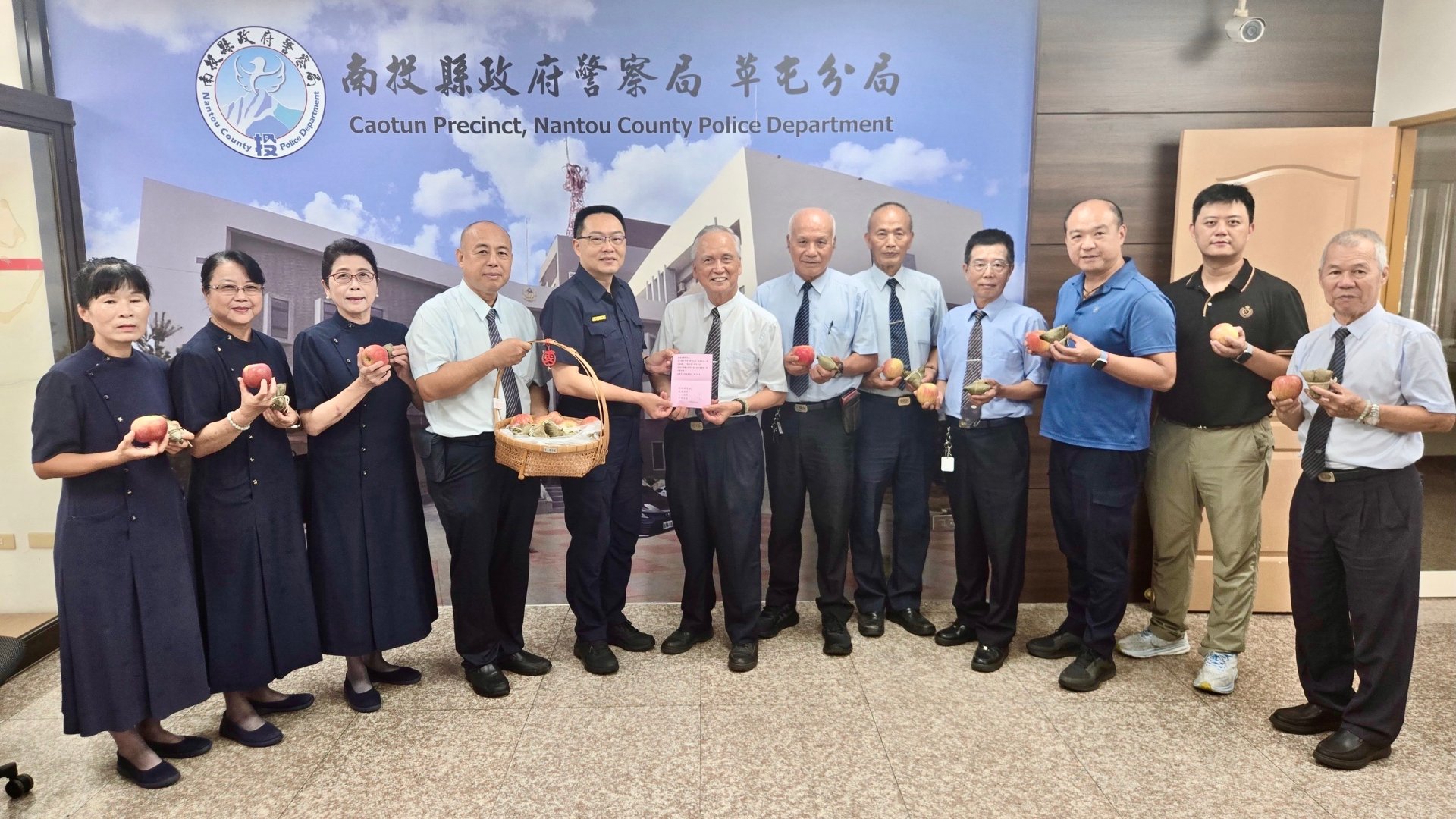 粽情義深傳祝福 草屯慈濟端午前慰問警消