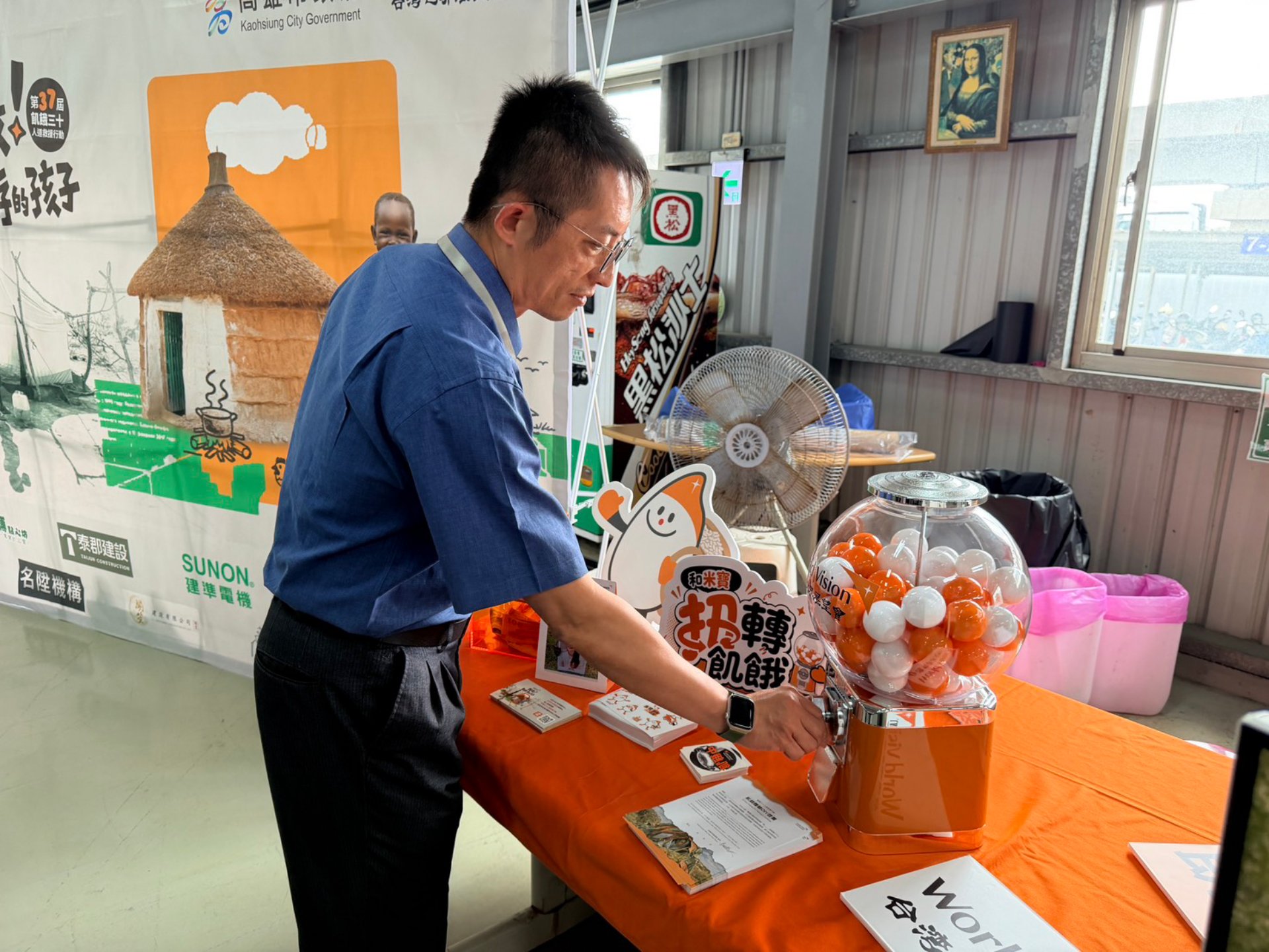 南光化學製藥陳本松總經理率先響應活動,透過賦能扭蛋體驗,深化對國際人道救援及兒童關懷議題的認識。