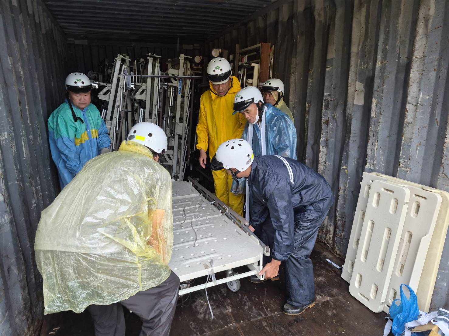 雨中接力送愛到離島 慈濟輔具跨海馳援澎湖