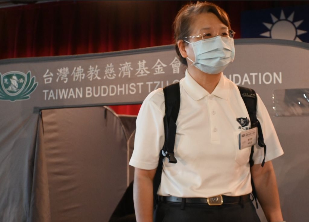 郭慧芬長年籌辦義診,因不捨海上漁工長期飽受拉傷與酸痛之苦,積極與衛生局溝通,爭取行動復能車進駐現場。